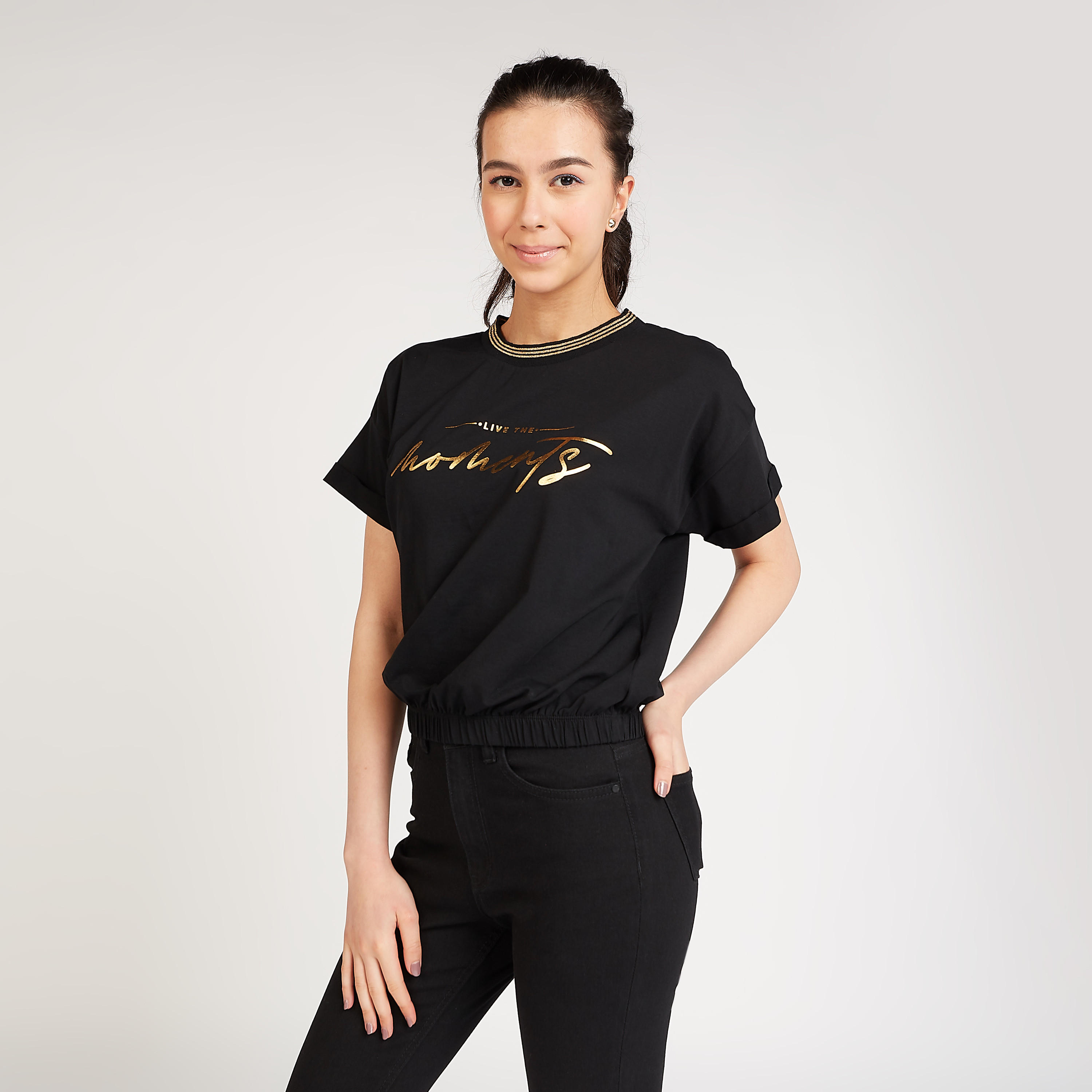 تيشيرت مستدام بياقة ضيّقة وطبعات تايبوجرافيكية-women-clothing-tshirts-image-2