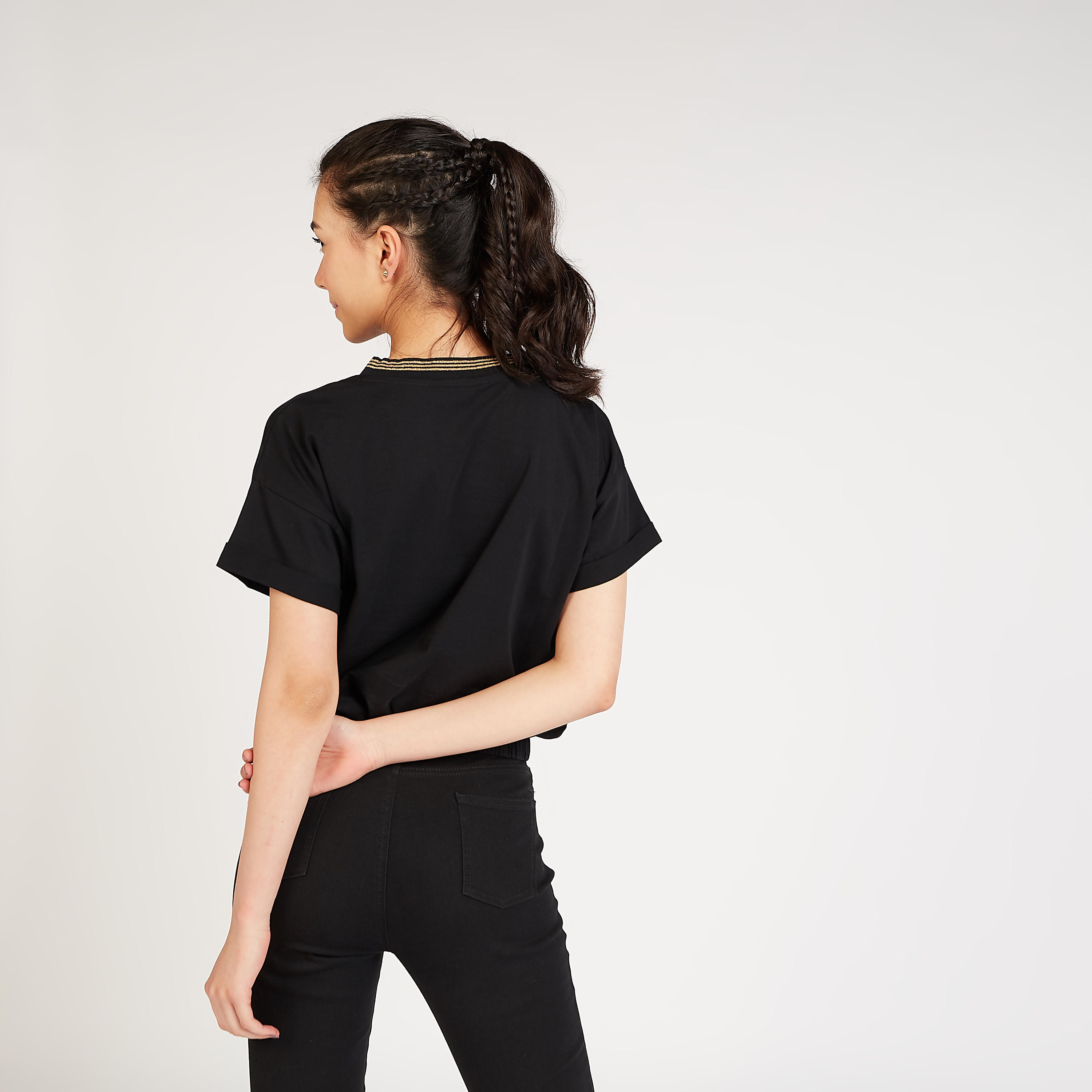 تيشيرت مستدام بياقة ضيّقة وطبعات تايبوجرافيكية-women-clothing-tshirts-image-1