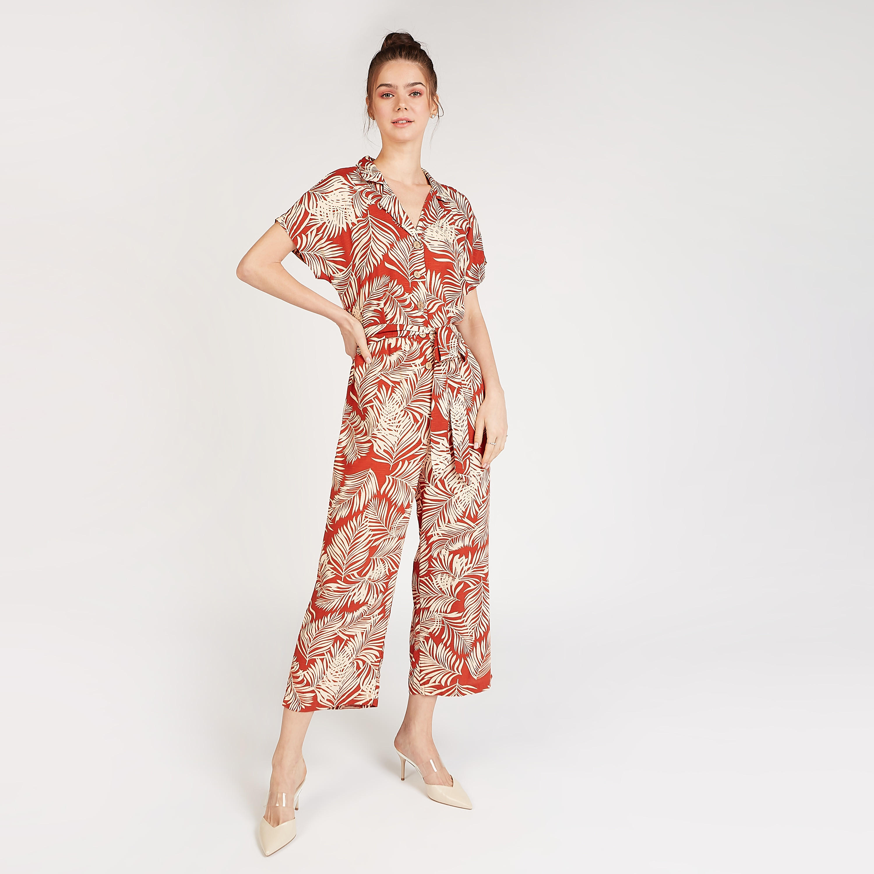 أفرول بطبعات استوائيّة وأكمام قصيرة وأربطة-women-clothing-jumpsuits-image-1
