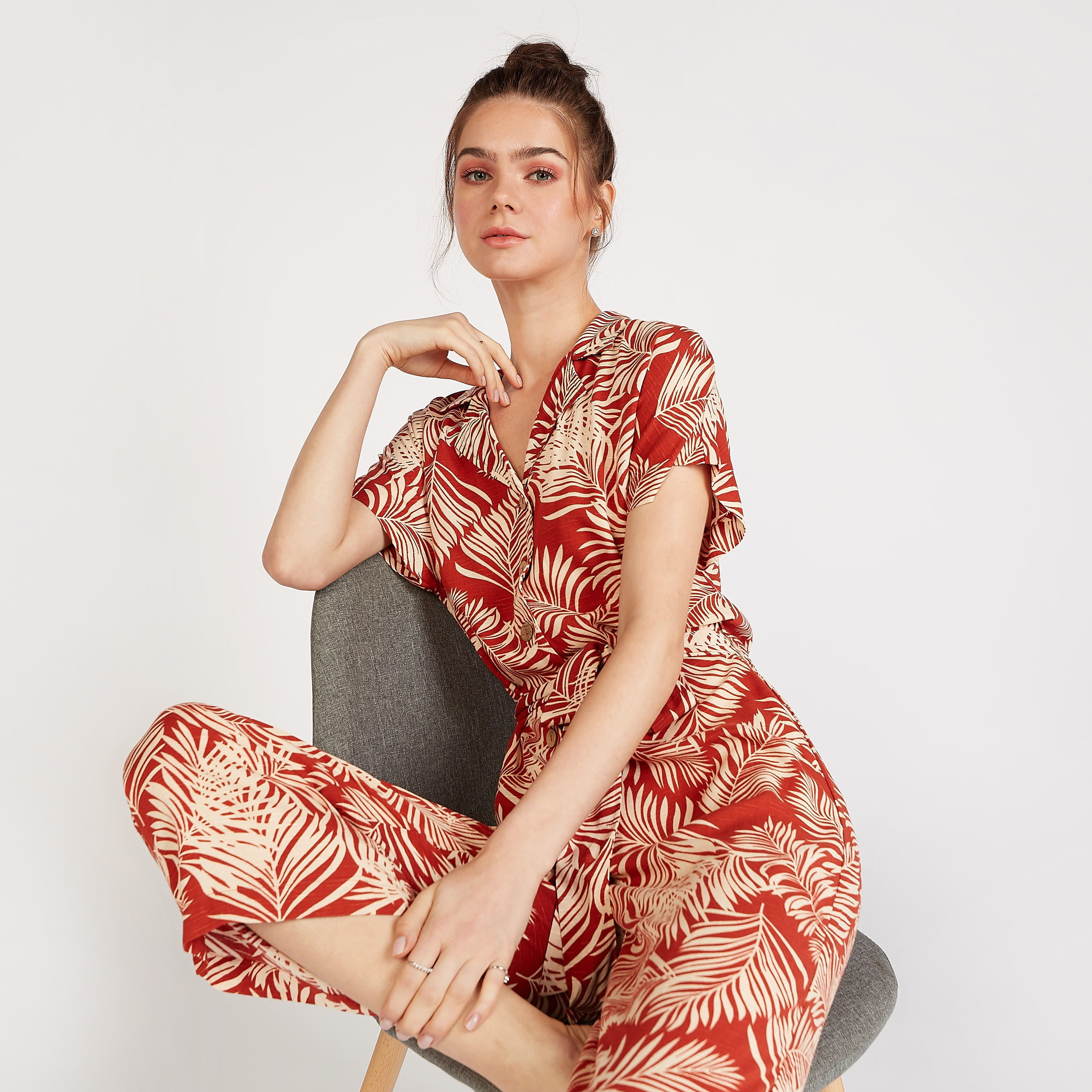 أفرول بطبعات استوائيّة وأكمام قصيرة وأربطة-women-clothing-jumpsuits-image-2