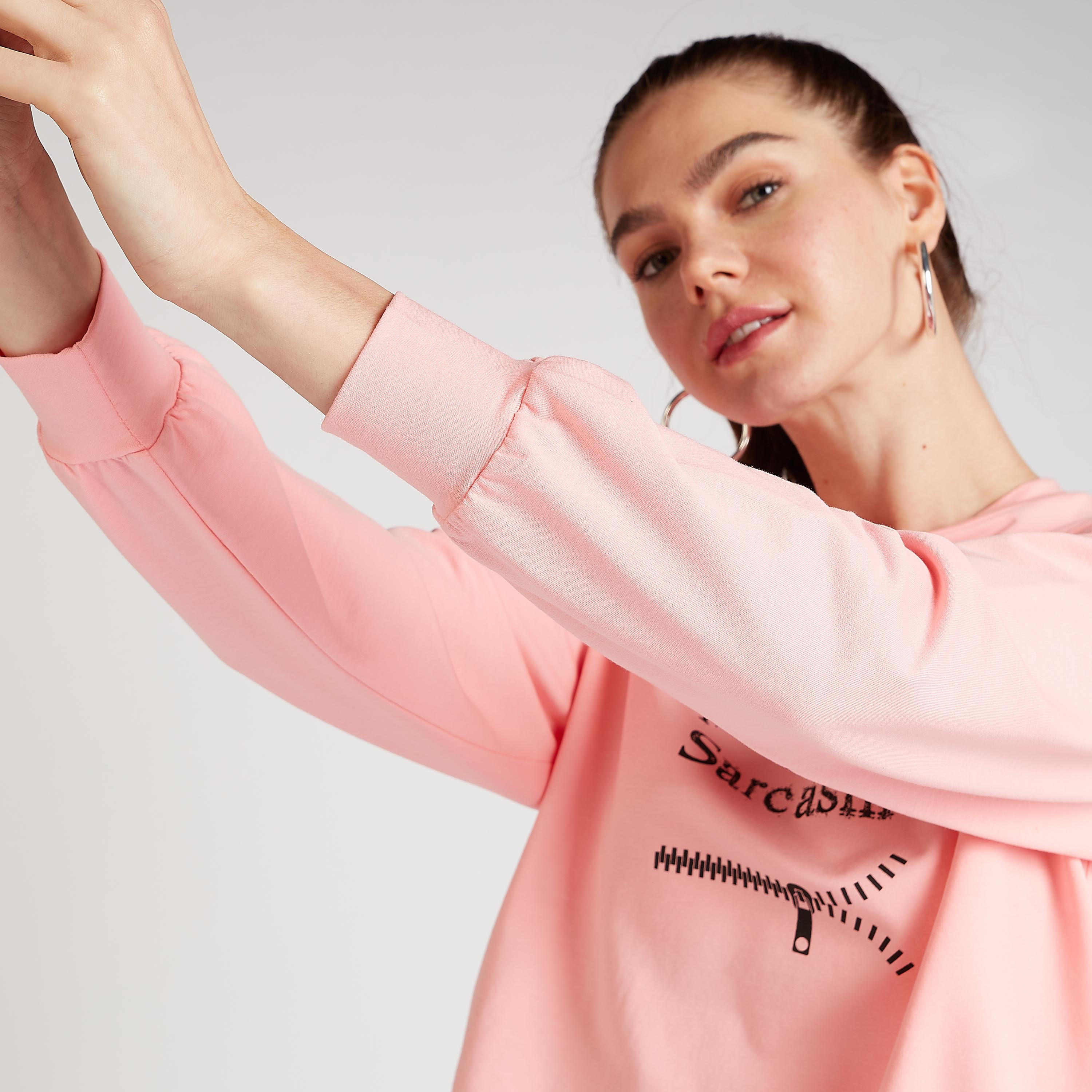 سويت شيرت مستدام بياقة ضيّقة وأكمام طويلة وطبعات-women-winterwear-hoodiesandsweatshirts-sweatshirts-image-3