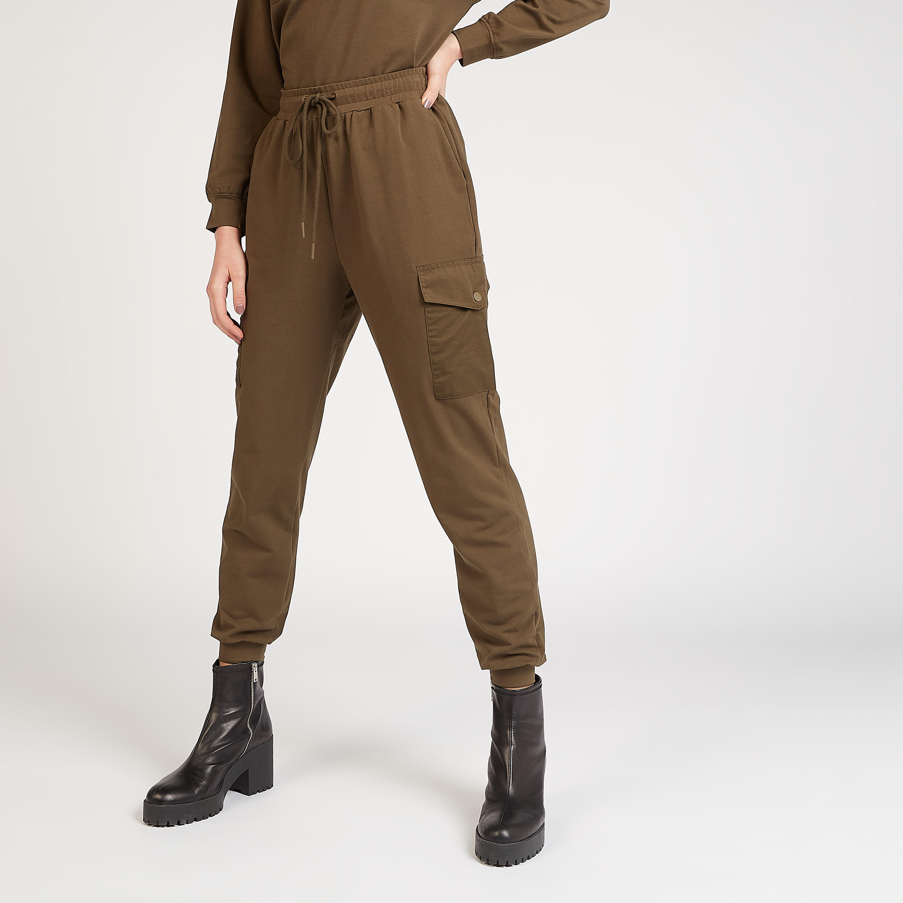 بنطلون رياضي مستدام سادة بأطراف مطّاطية ورباط اغلاق و جيوب-women-clothing-bottoms-joggers-image-6