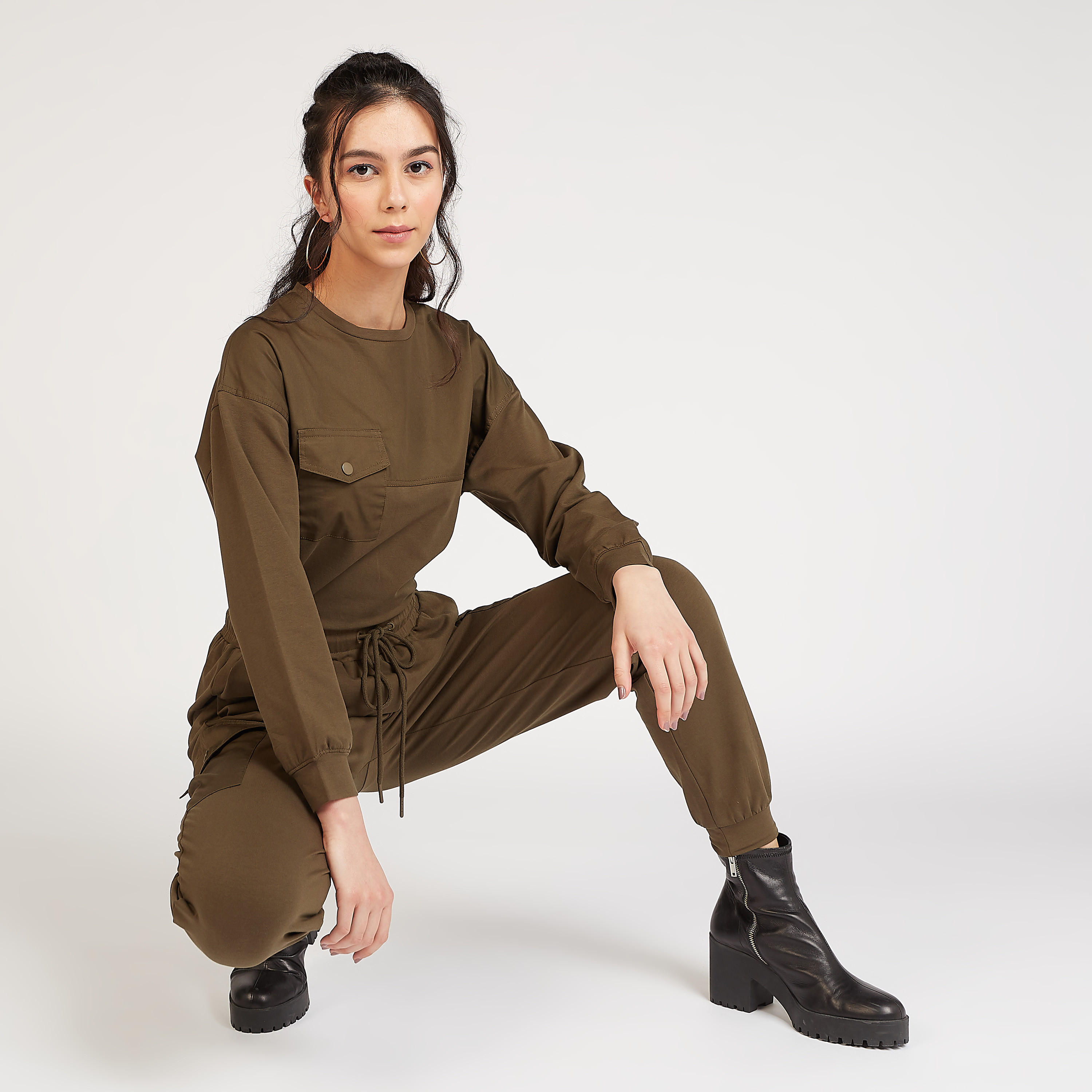 بنطلون رياضي مستدام سادة بأطراف مطّاطية ورباط اغلاق و جيوب-women-clothing-bottoms-joggers-image-5