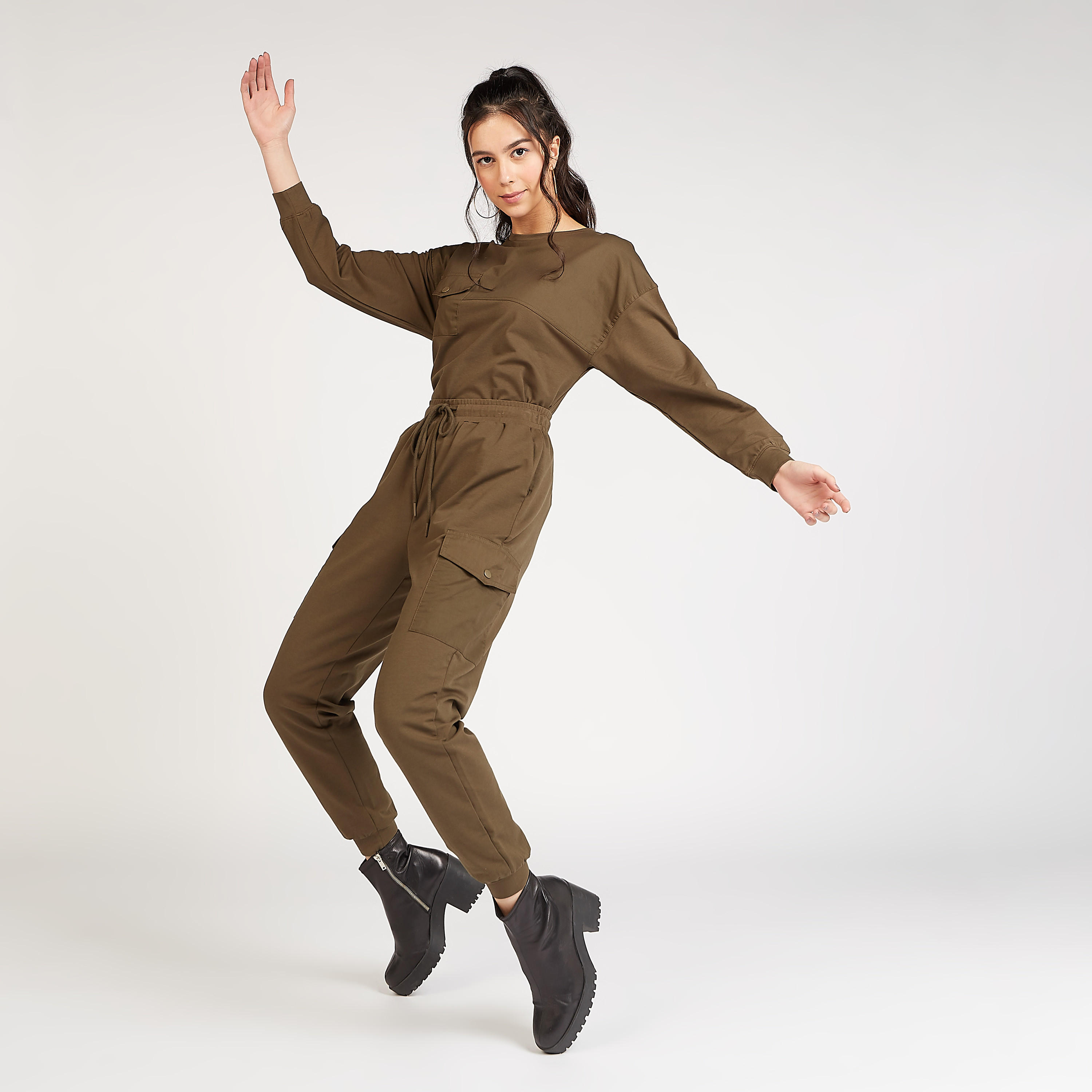 بنطلون رياضي مستدام سادة بأطراف مطّاطية ورباط اغلاق و جيوب-women-clothing-bottoms-joggers-image-2
