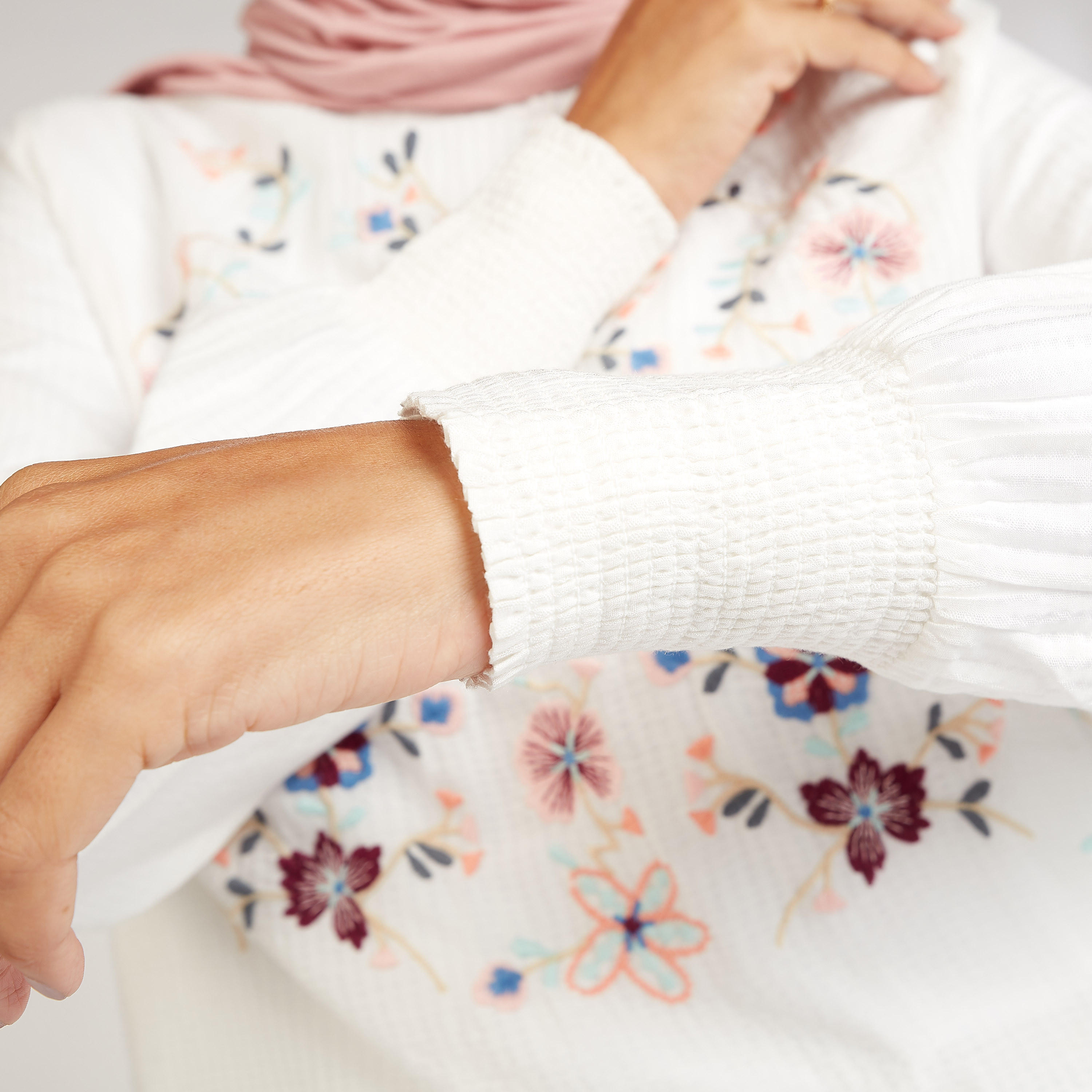 بلوزة مطرزة بياقة عالية وأكمام بيشوب-women-clothing-shirtsandblouses-blouses-image-3