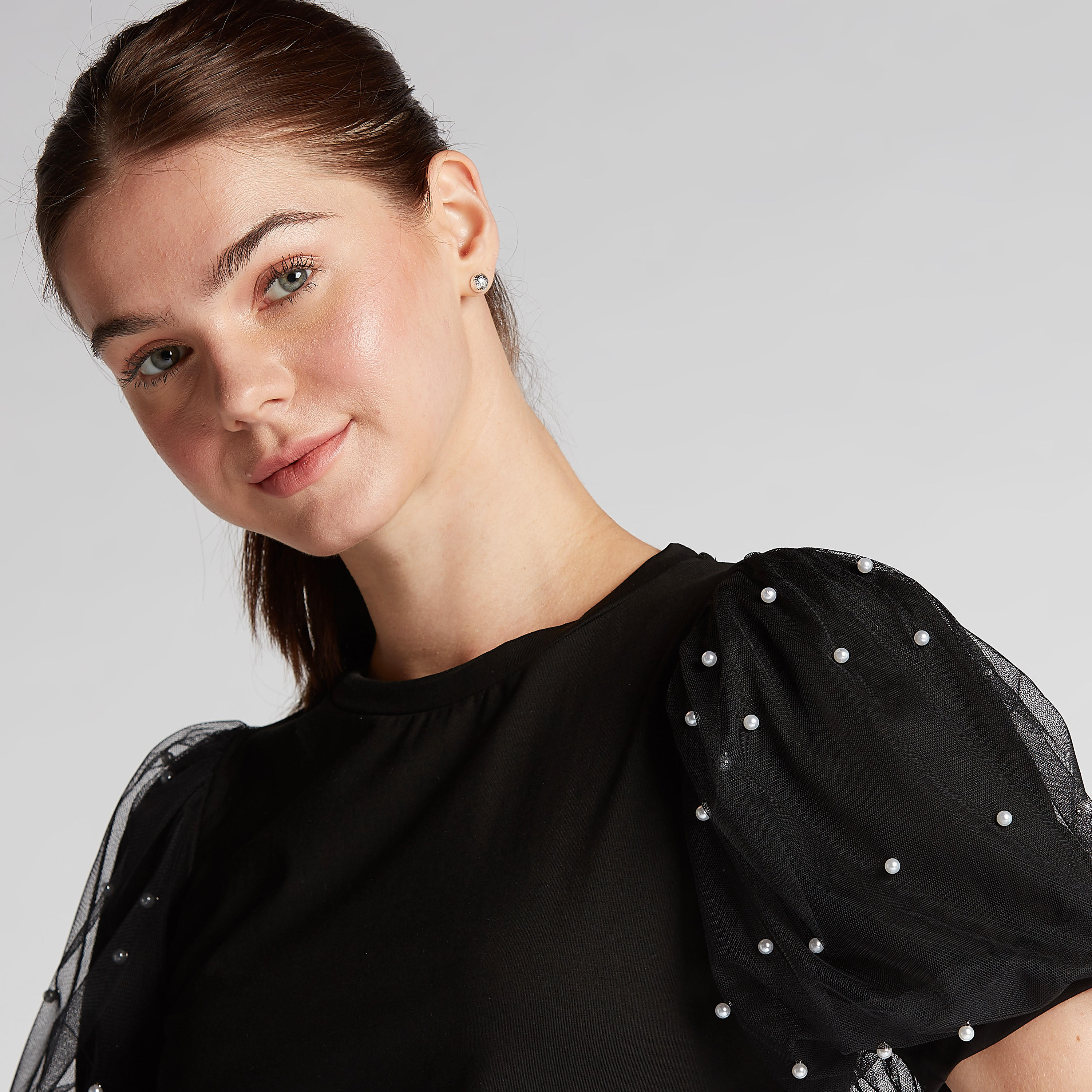 بلوزة سادة بياقة ضيقة وأكمام قصيرة مزينة-women-clothing-shirtsandblouses-blouses-image-3