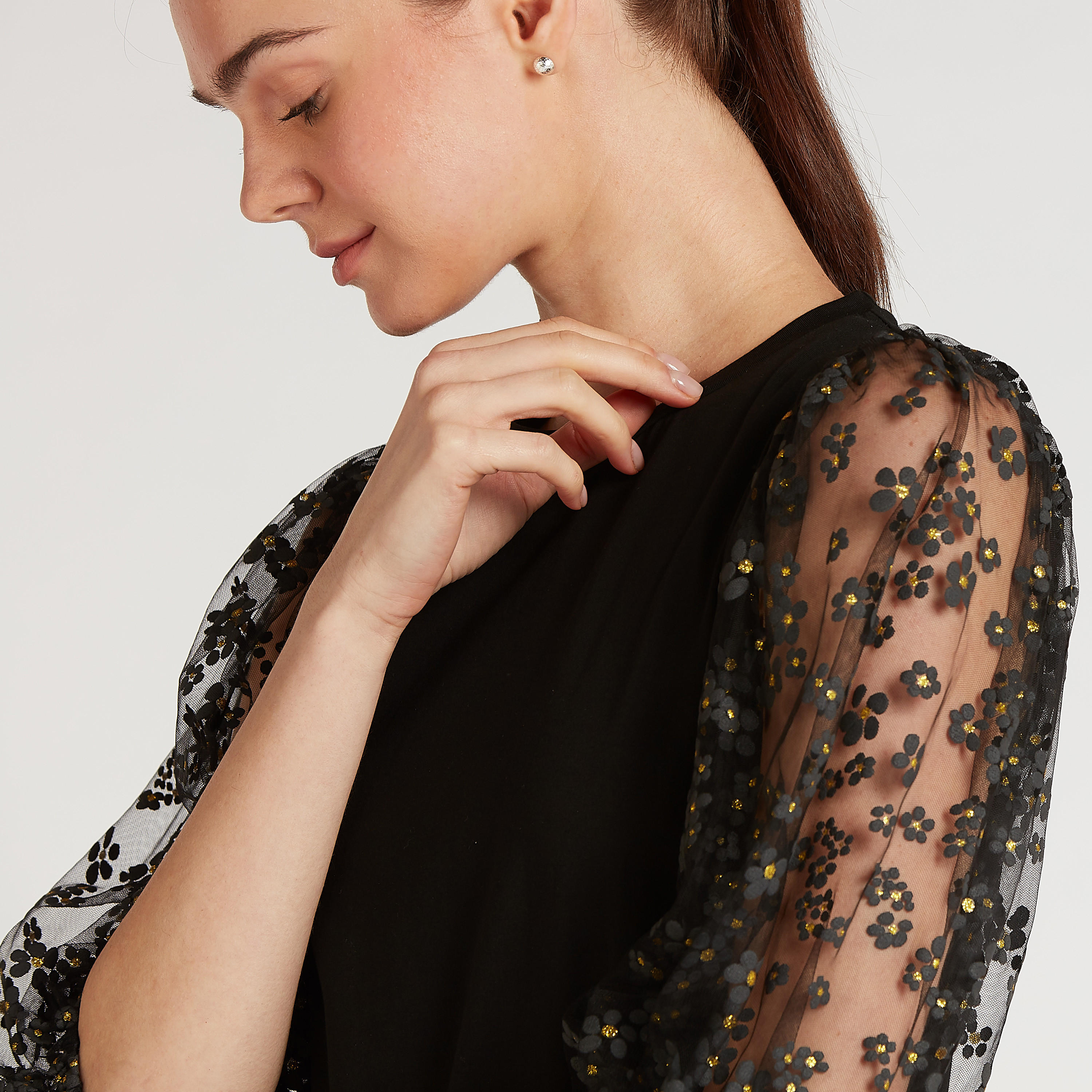 بلوزة سادة بياقة ضيّقة وأكمام 3/4 شبكيّة بطبعات-women-clothing-shirtsandblouses-blouses-image-3