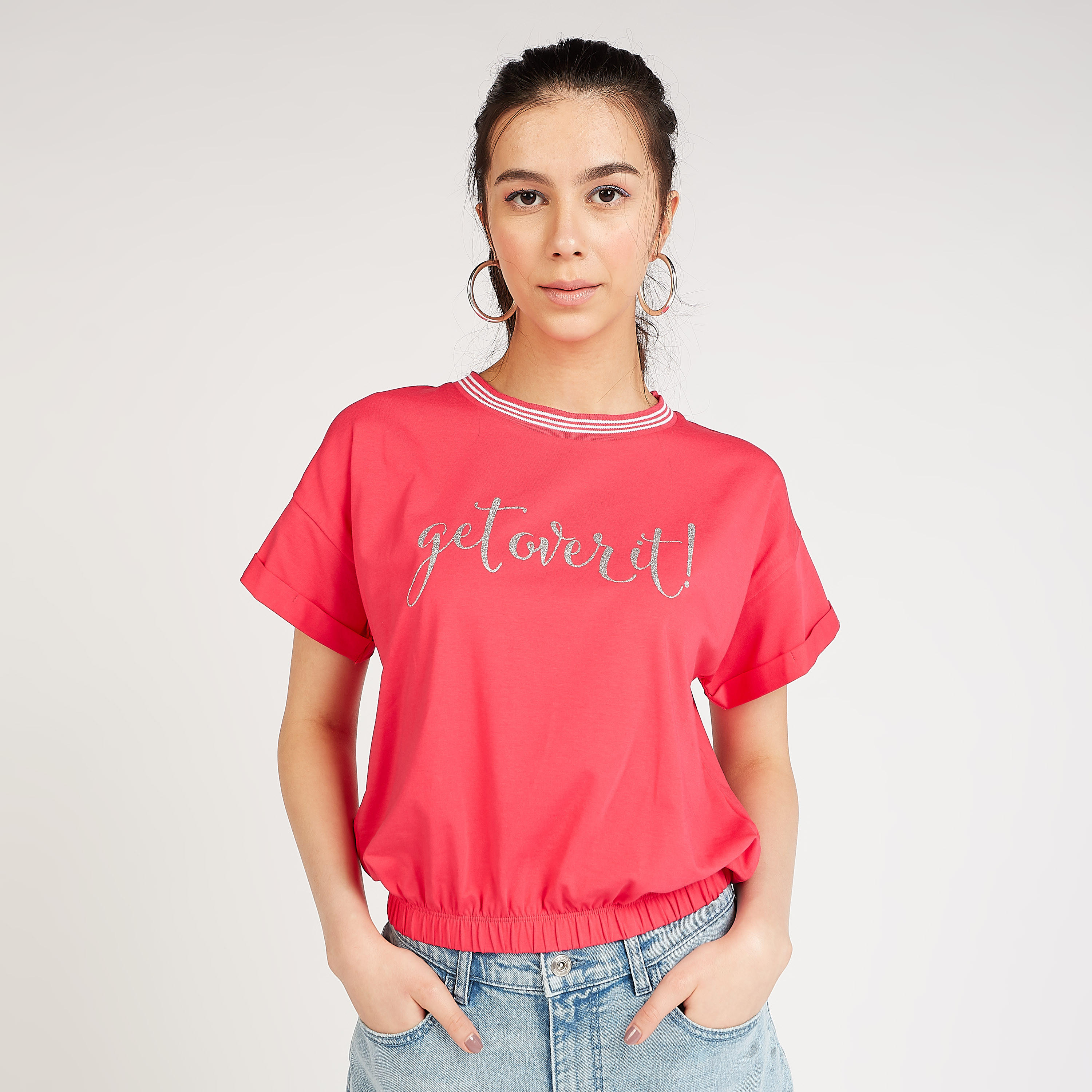 تيشيرت مستدام بياقة ضيّقة وطبعات جرافيك من بوسيني-women-clothing-tshirts-image-1