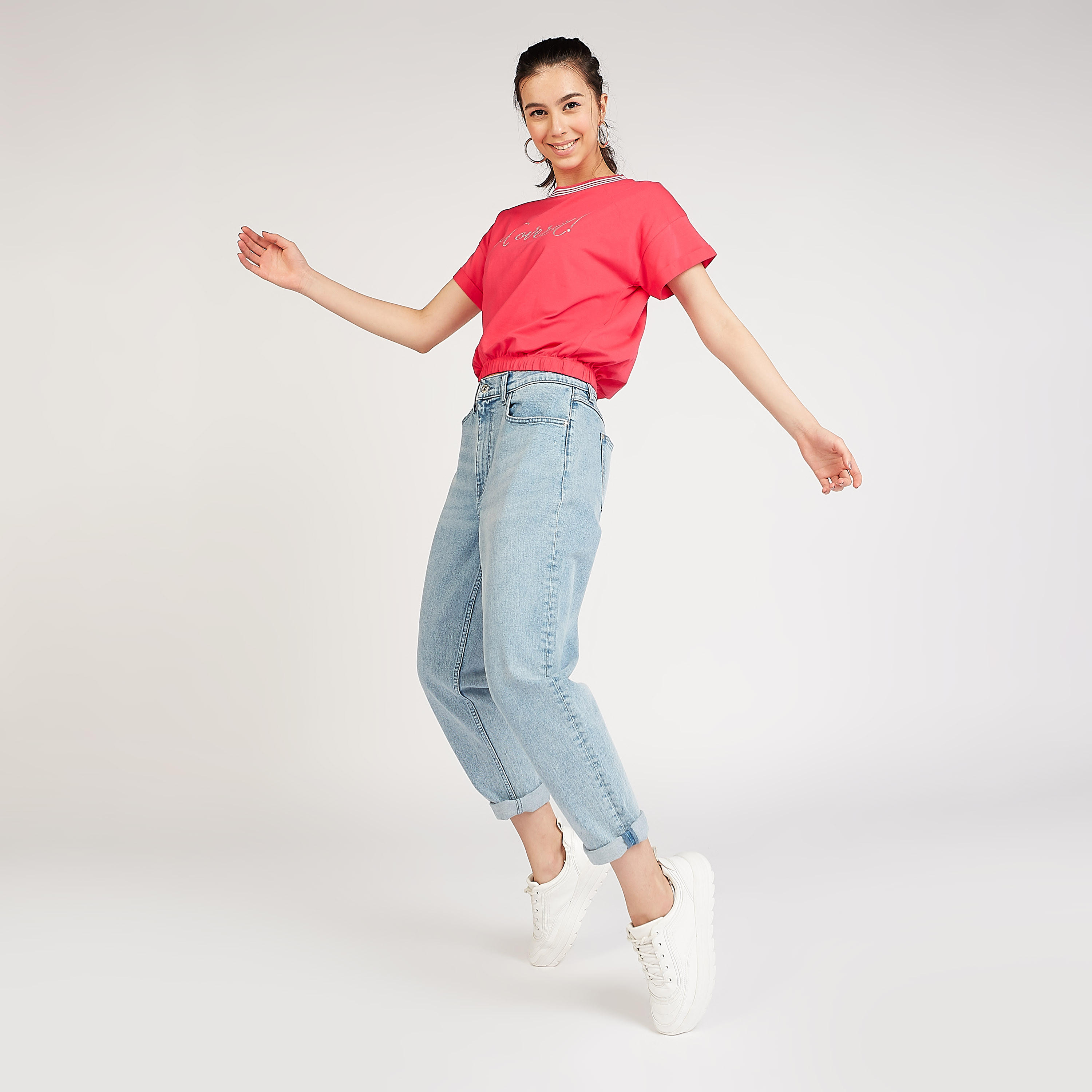 تيشيرت مستدام بياقة ضيّقة وطبعات جرافيك من بوسيني-women-clothing-tshirts-image-2