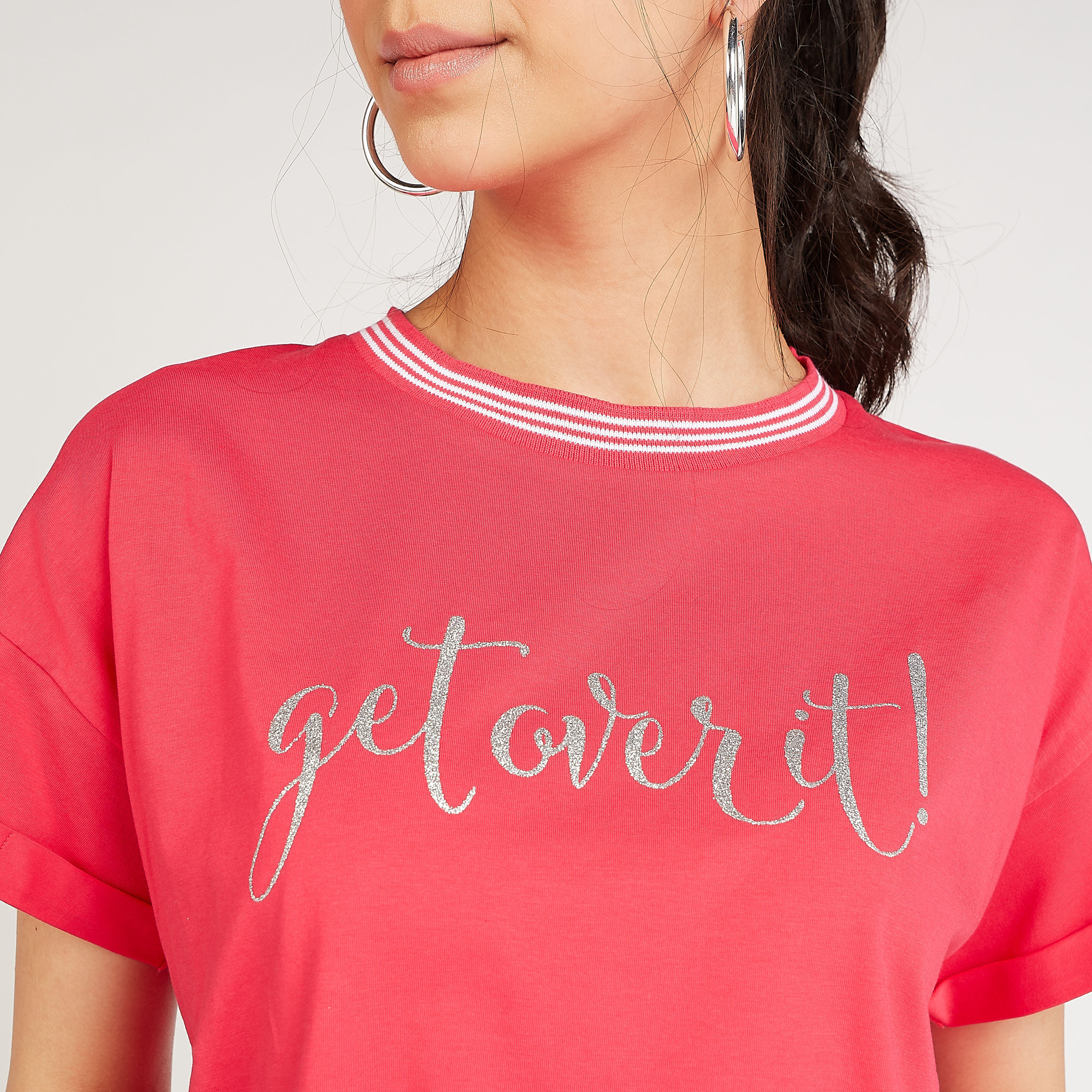 تيشيرت مستدام بياقة ضيّقة وطبعات جرافيك من بوسيني-women-clothing-tshirts-image-3