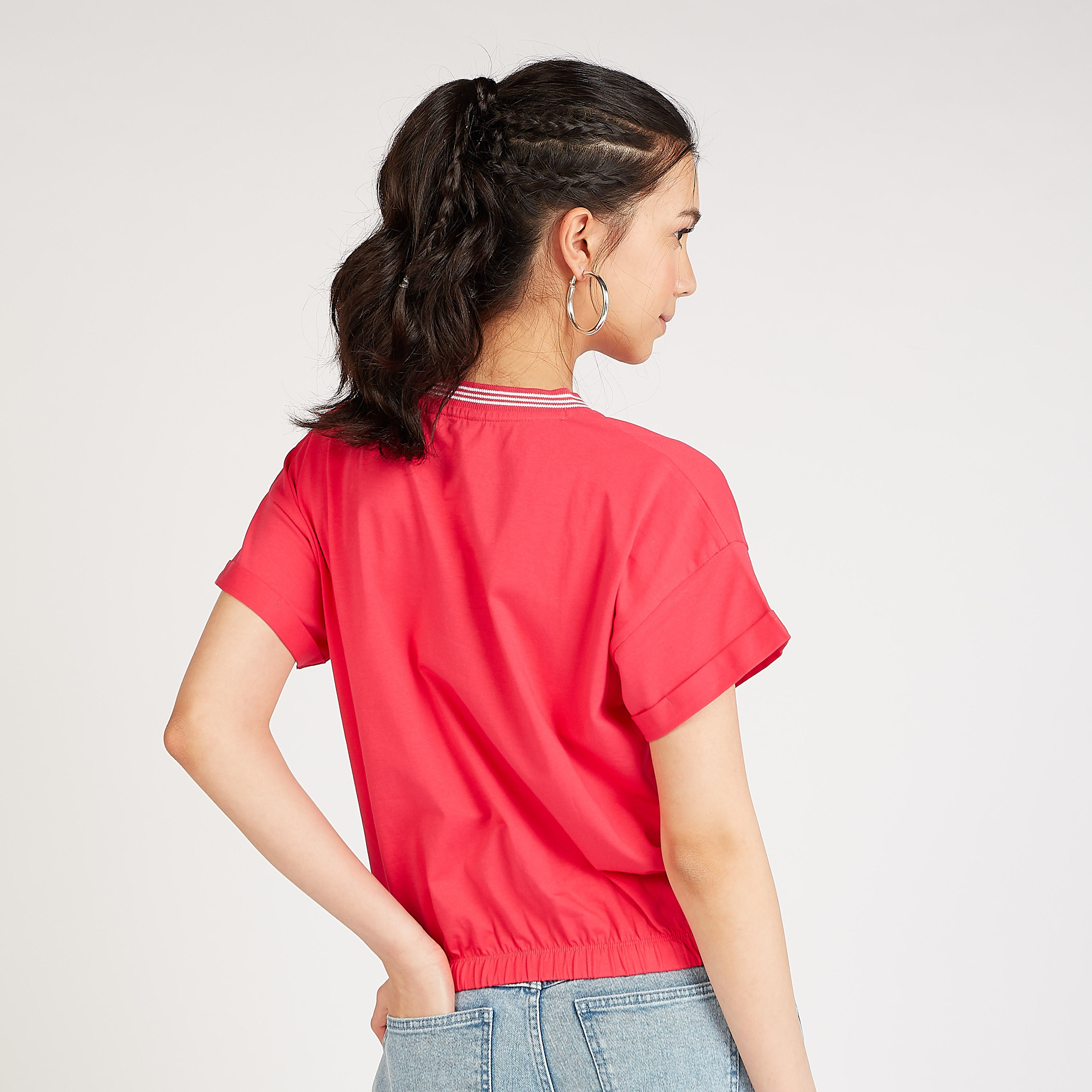 تيشيرت مستدام بياقة ضيّقة وطبعات جرافيك من بوسيني-women-clothing-tshirts-image-4