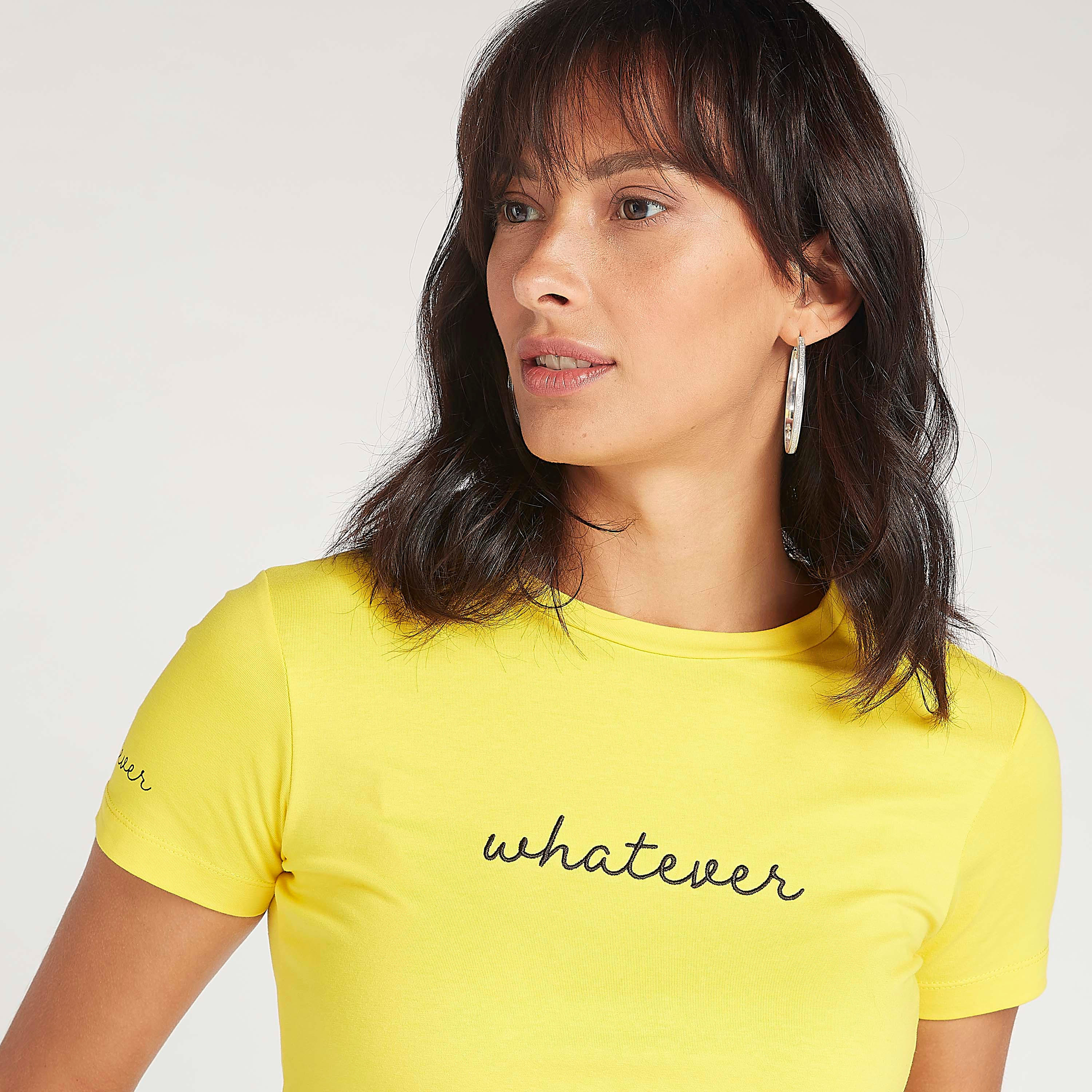 تيشيرت مستدام بياقة ضيّقة وأكمام قصيرة وطبعات تايبوجرافيك-women-clothing-tshirts-image-1