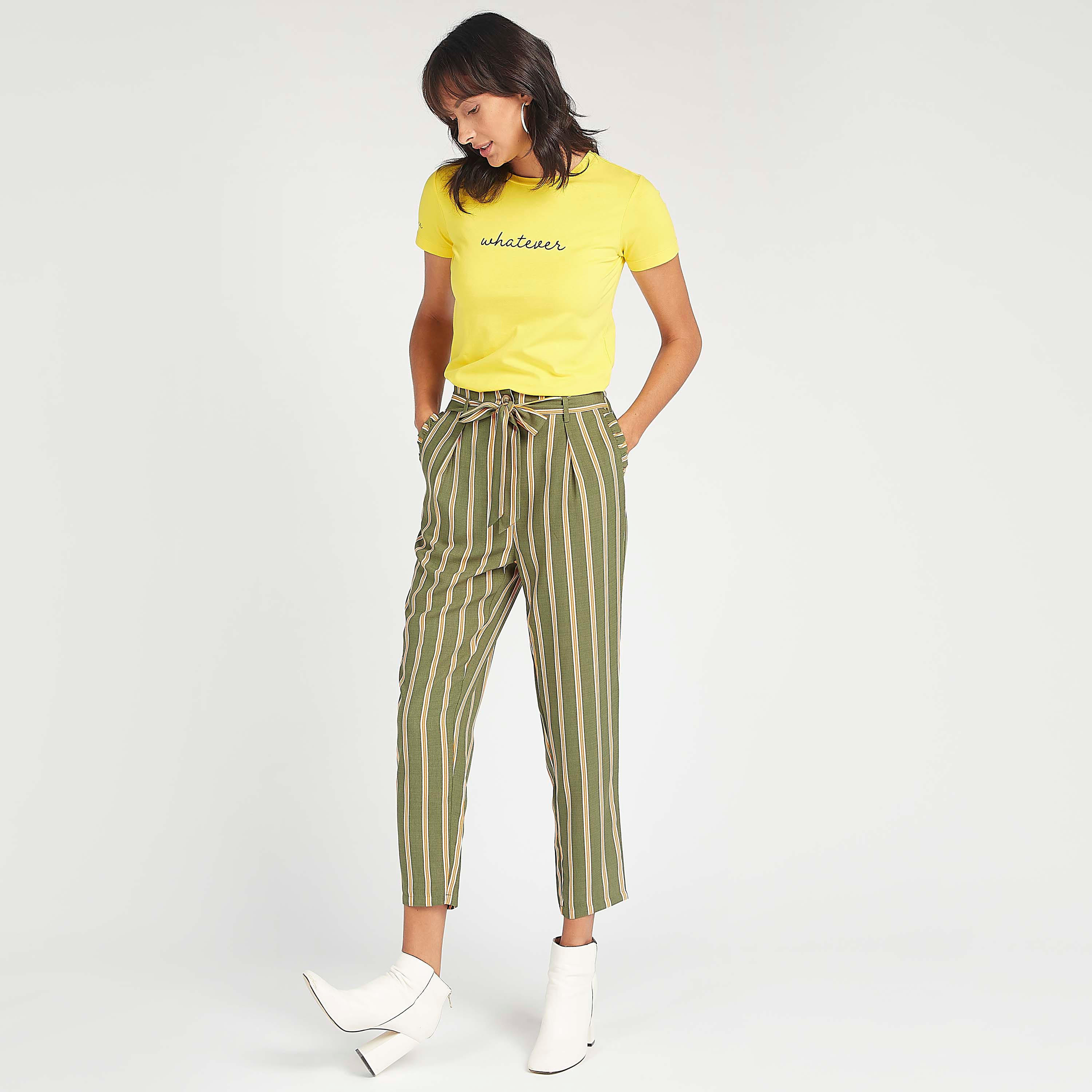 تيشيرت مستدام بياقة ضيّقة وأكمام قصيرة وطبعات تايبوجرافيك-women-clothing-tshirts-image-2