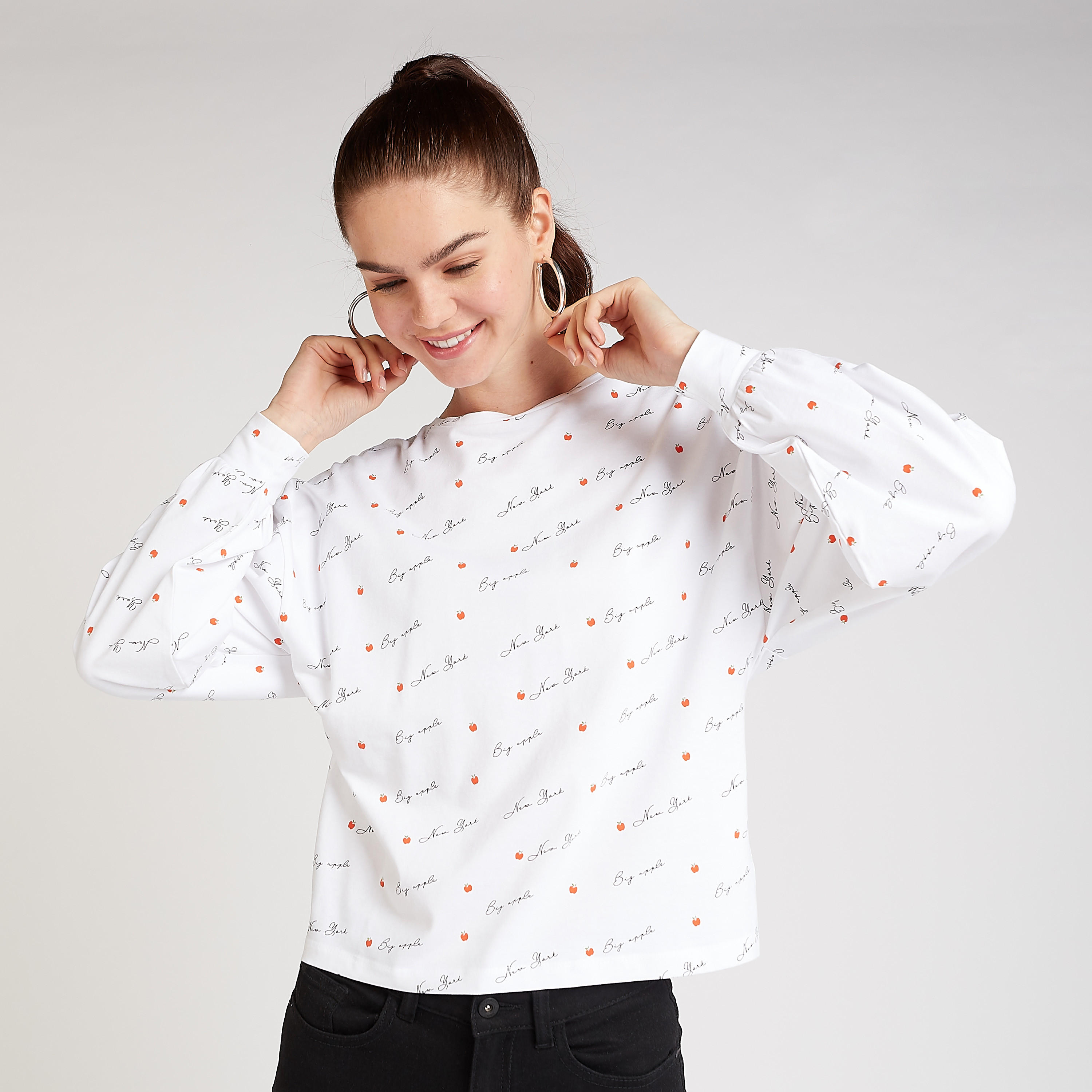 تيشيرت مستدام بياقة ضيّقة وأكمام طويلة وطبعات جرافيك-women-clothing-tshirts-image-1