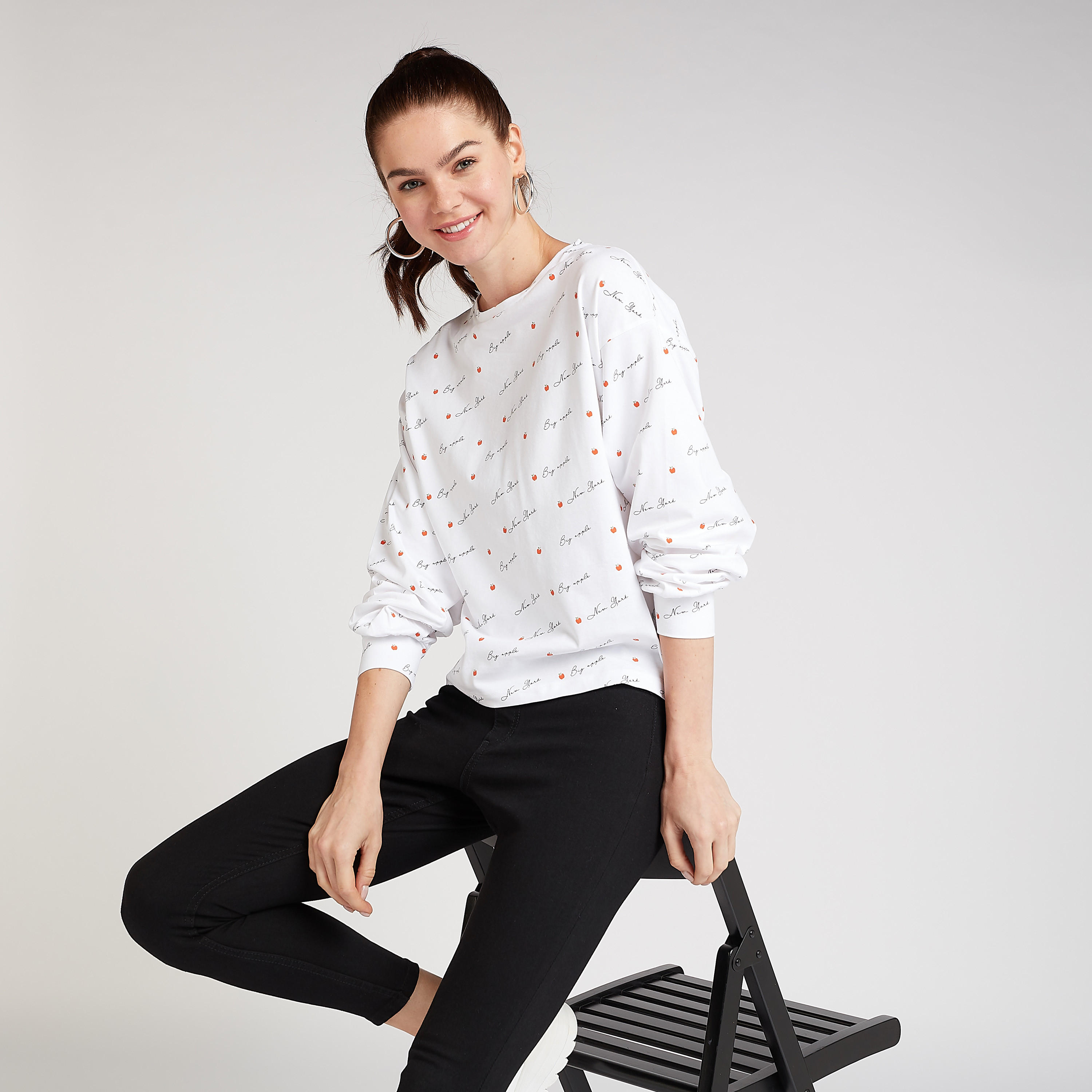 تيشيرت مستدام بياقة ضيّقة وأكمام طويلة وطبعات جرافيك-women-clothing-tshirts-image-2