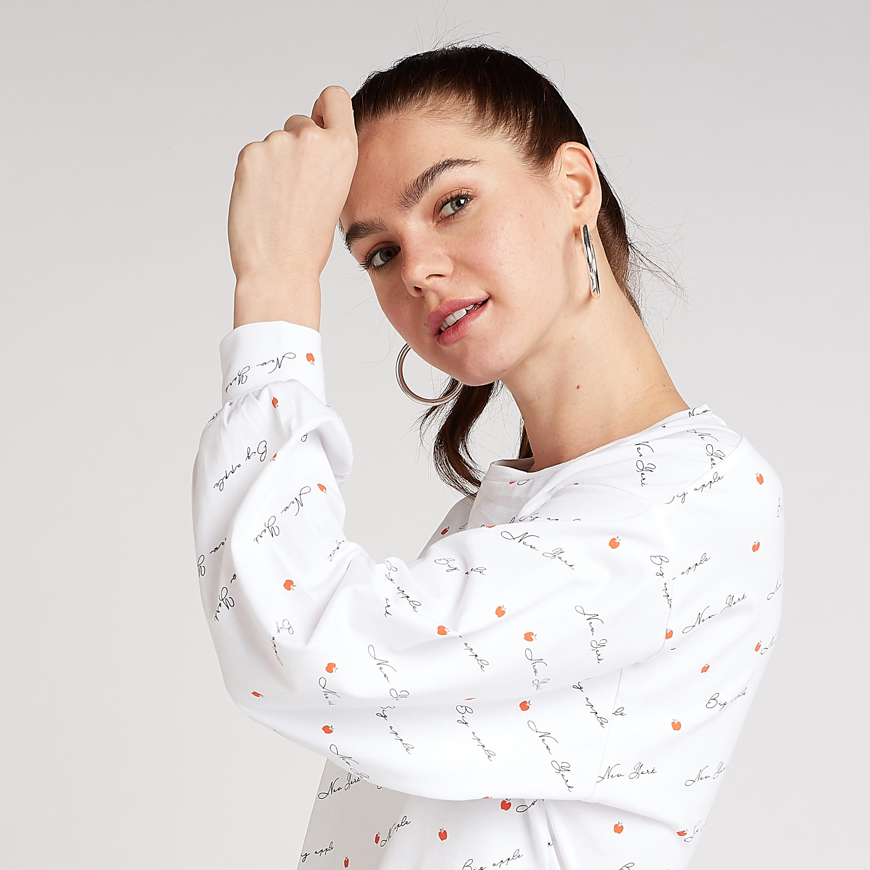 تيشيرت مستدام بياقة ضيّقة وأكمام طويلة وطبعات جرافيك-women-clothing-tshirts-image-3
