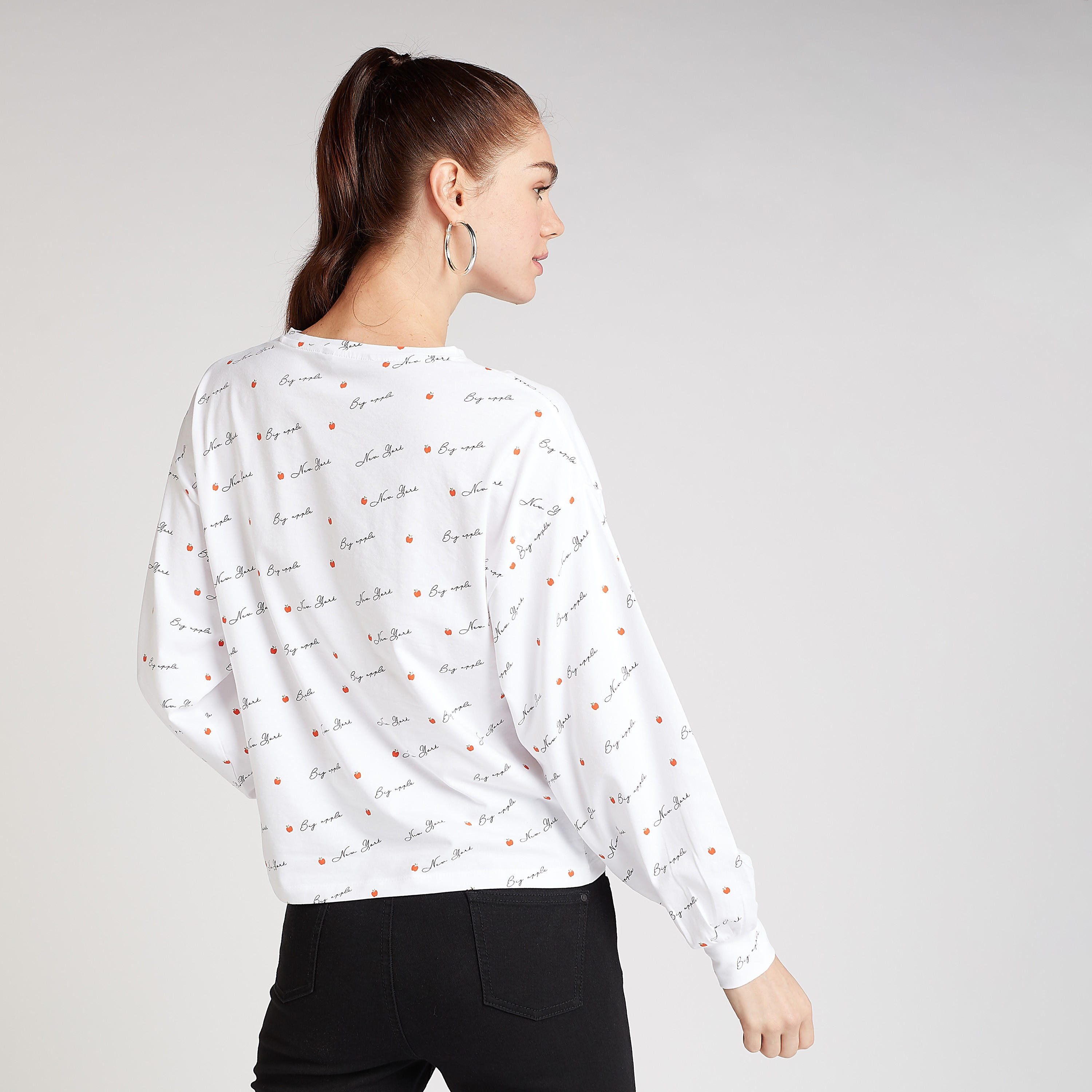 تيشيرت مستدام بياقة ضيّقة وأكمام طويلة وطبعات جرافيك-women-clothing-tshirts-image-4