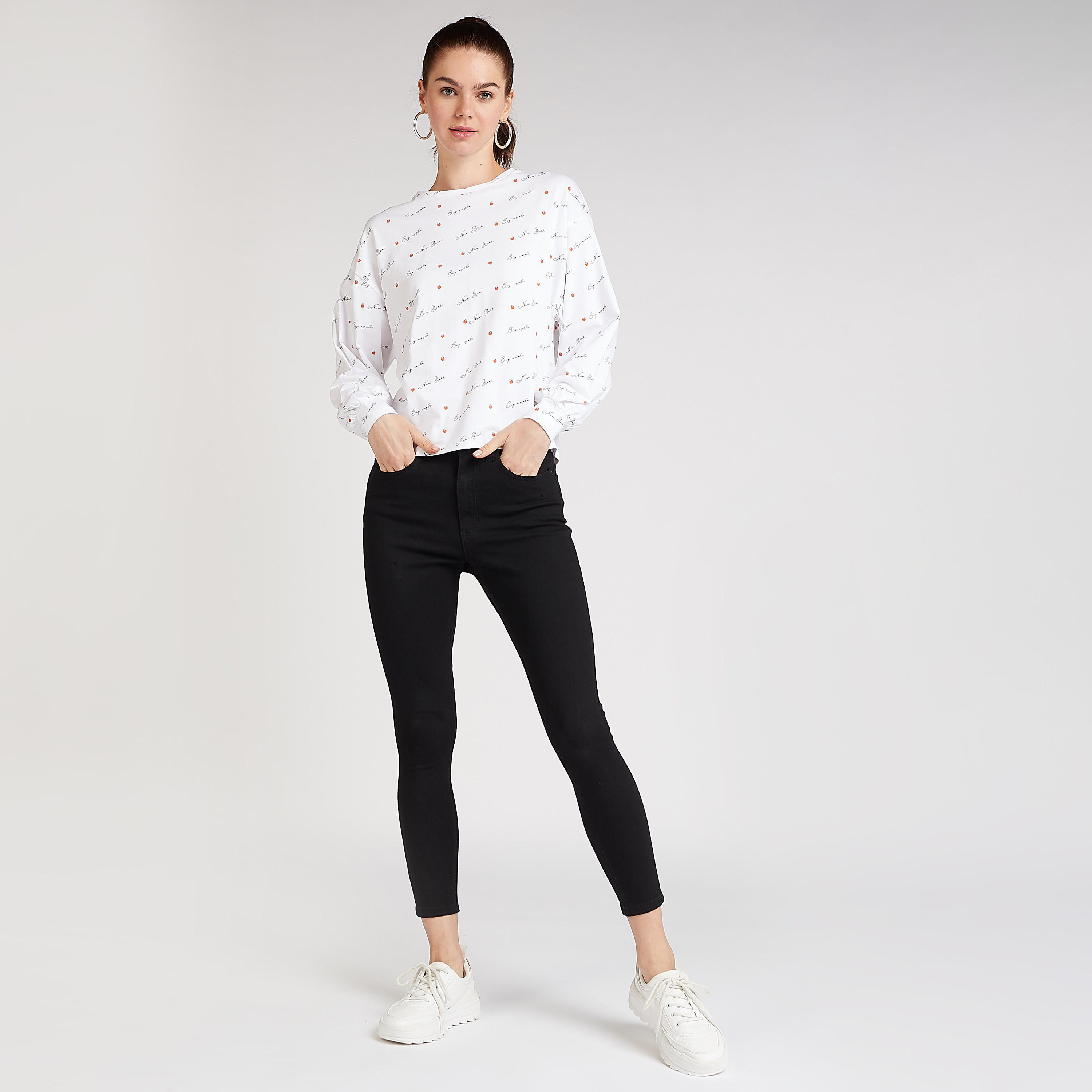 تيشيرت مستدام بياقة ضيّقة وأكمام طويلة وطبعات جرافيك-women-clothing-tshirts-image-5