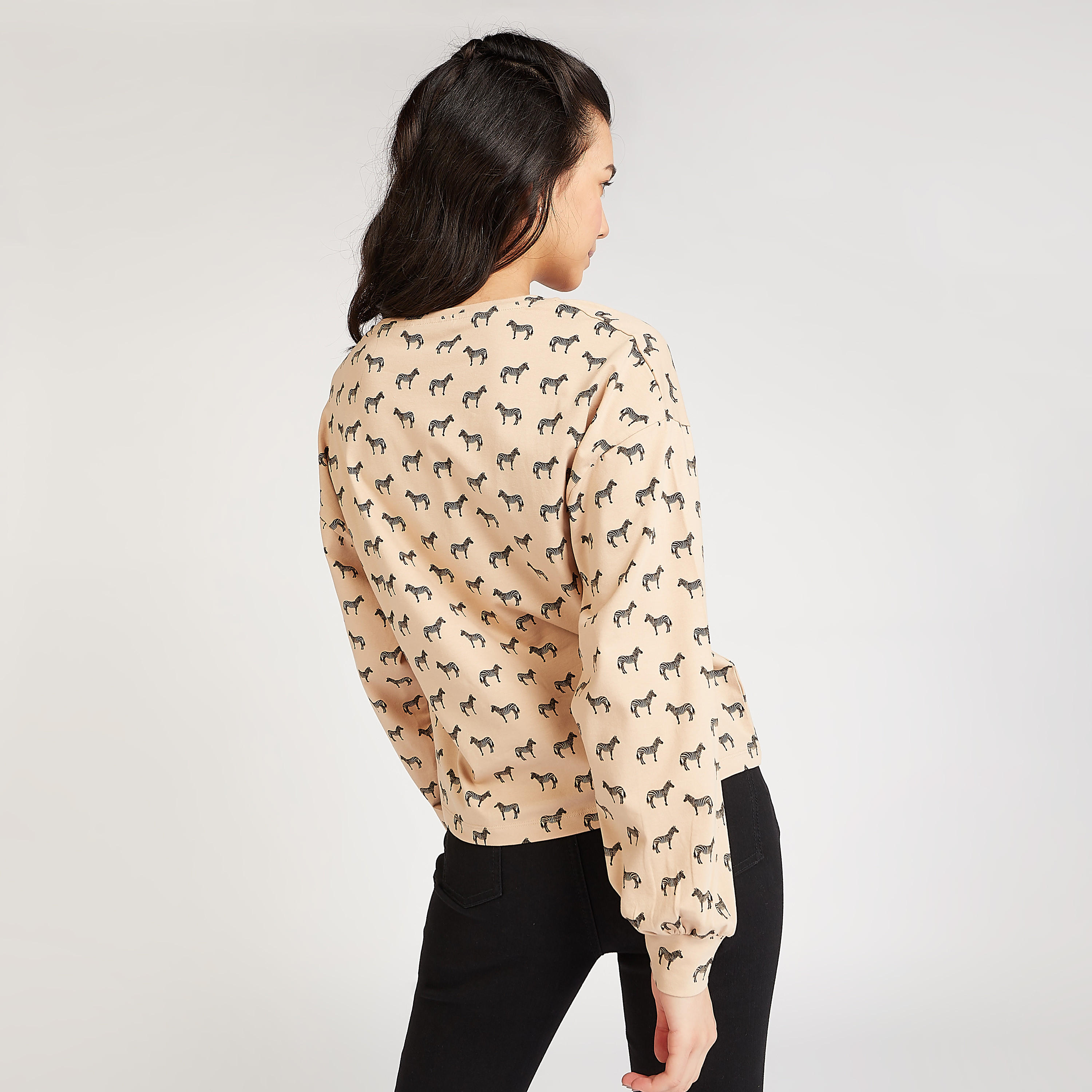 تيشيرت مستدام بياقة ضيقة وأكمام طويلة وطبعات-women-clothing-shirtsandblouses-shirts-image-4