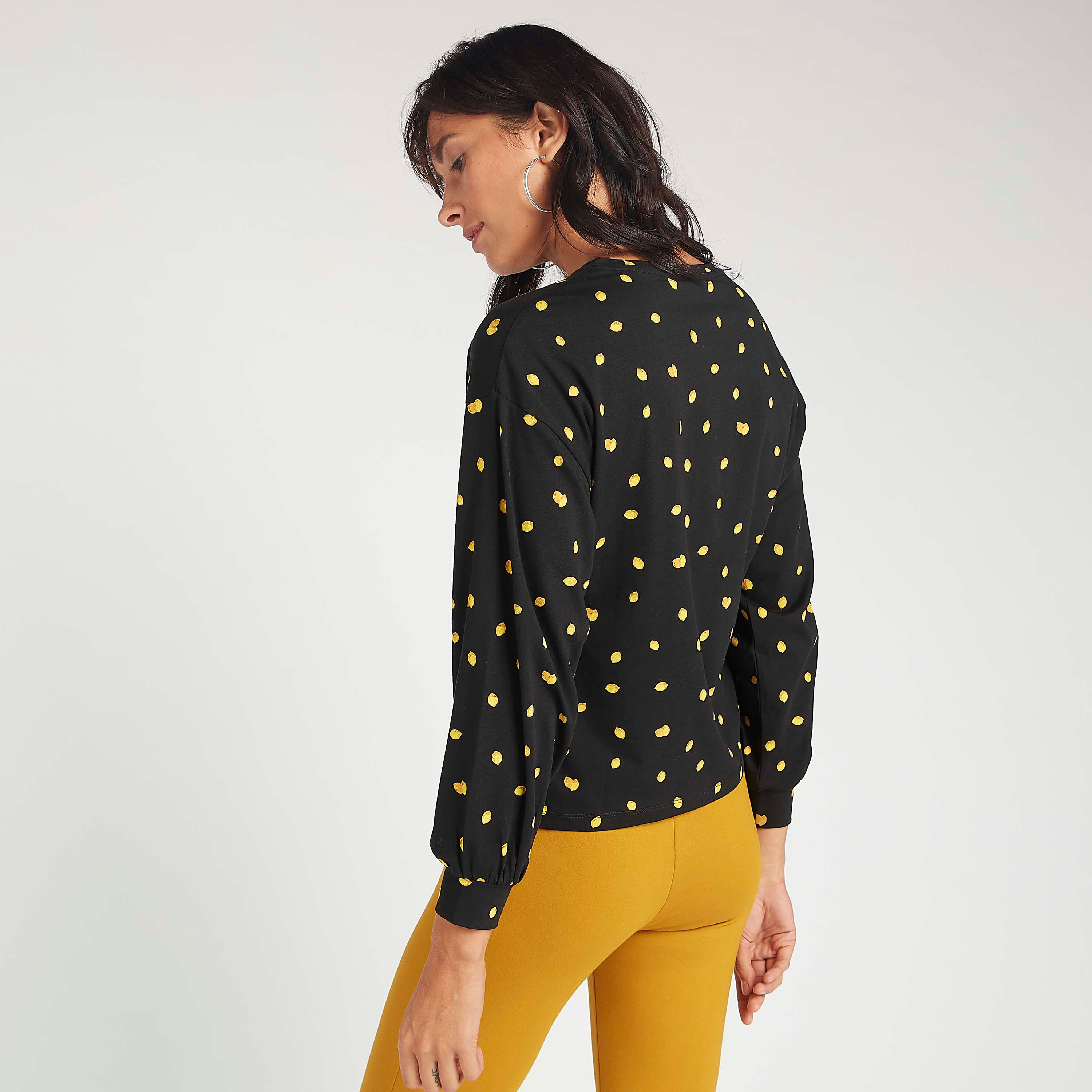 تيشيرت مستدام بياقة ضيقة وأكمام طويلة وطبعات-women-clothing-shirtsandblouses-shirts-image-4