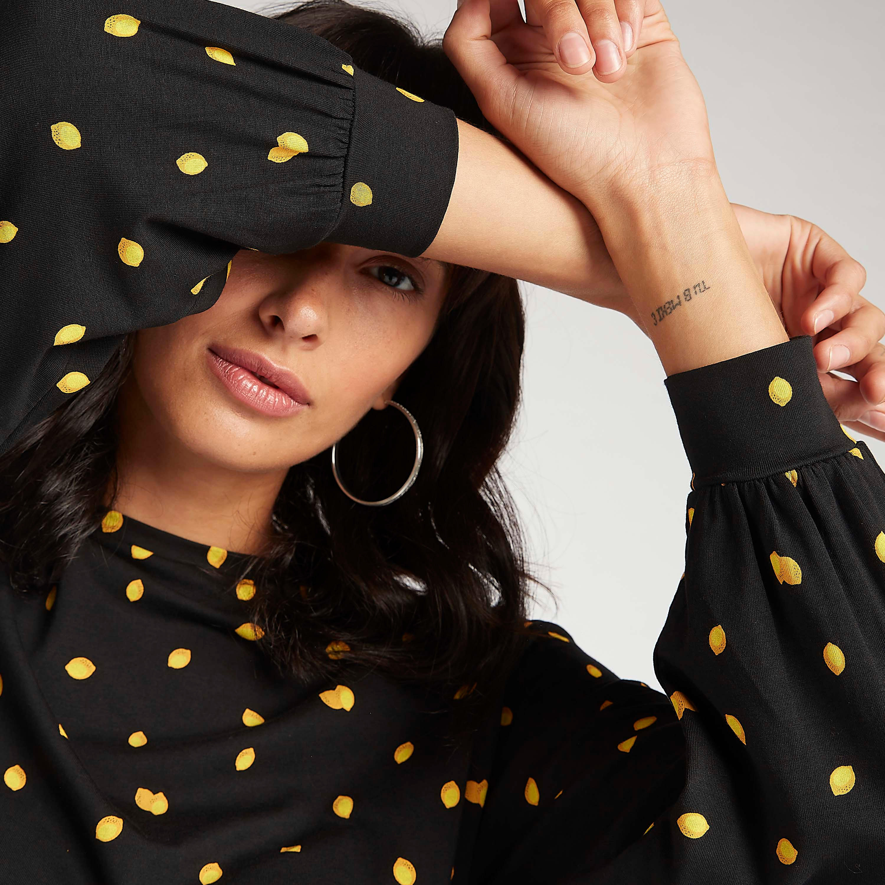 تيشيرت مستدام بياقة ضيقة وأكمام طويلة وطبعات-women-clothing-shirtsandblouses-shirts-image-6