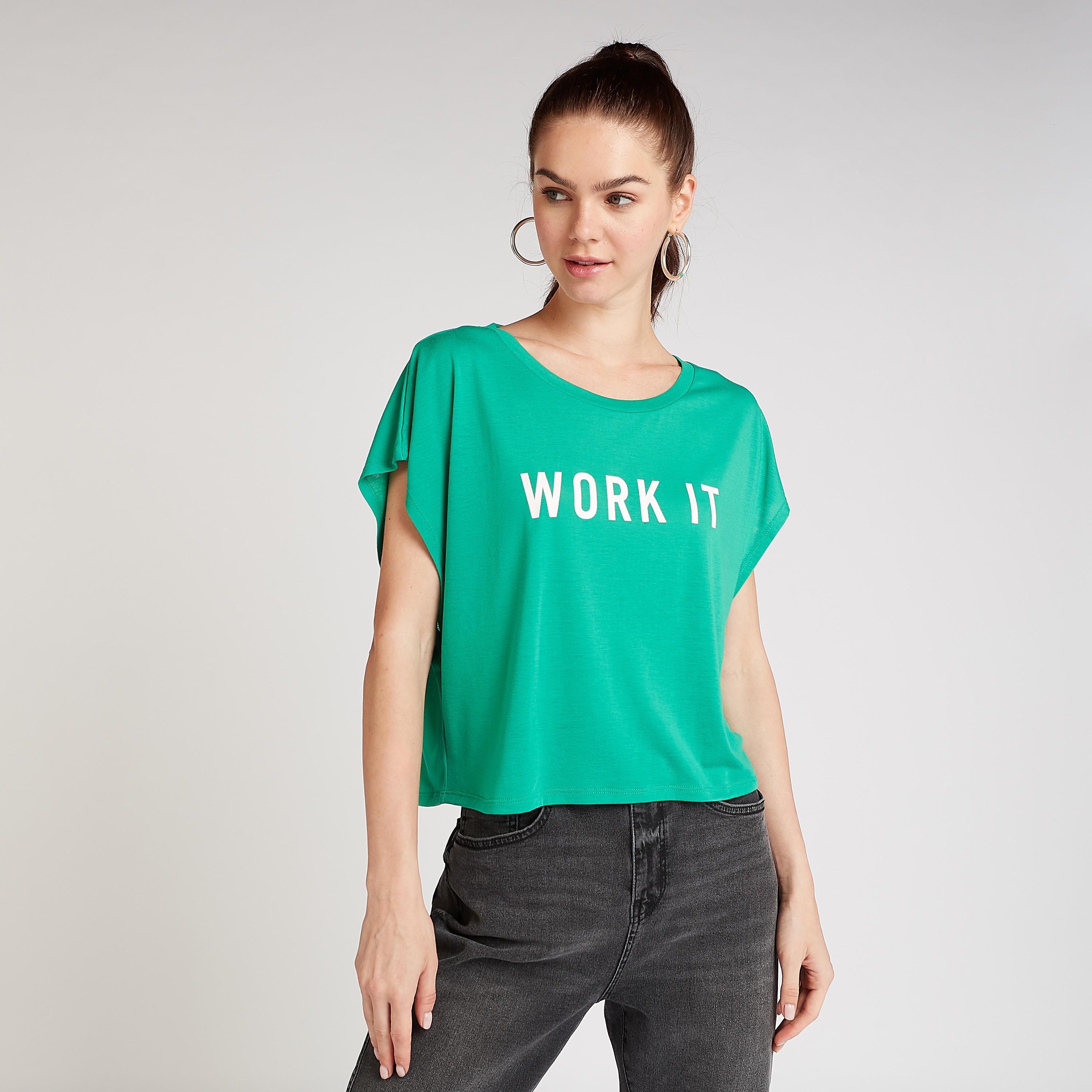 بلوزة قصيرة بياقة مستديرة وأكمام متصّلة وطبعات تيبوجرافيك-women-clothing-tshirts-image-1