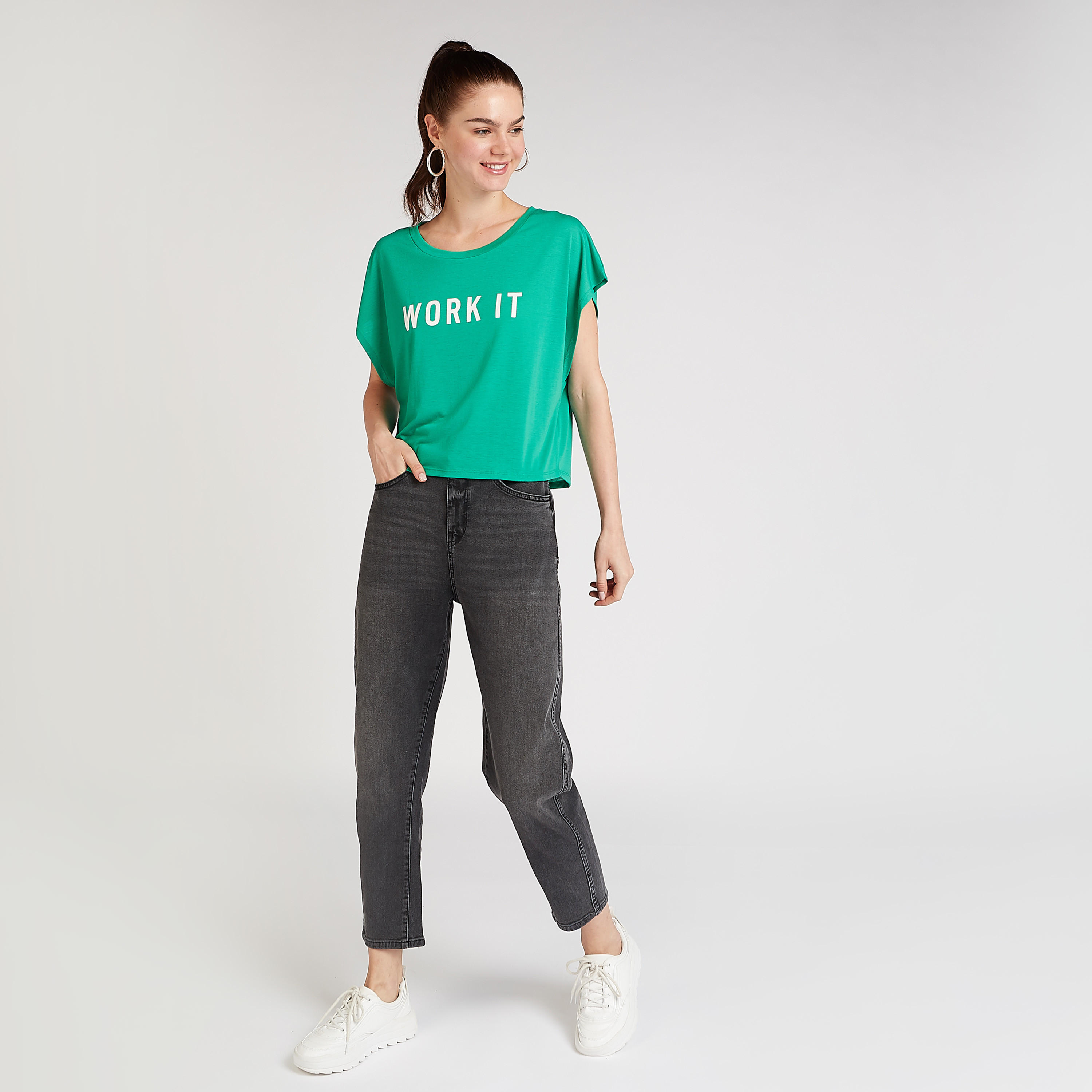 بلوزة قصيرة بياقة مستديرة وأكمام متصّلة وطبعات تيبوجرافيك-women-clothing-tshirts-image-2