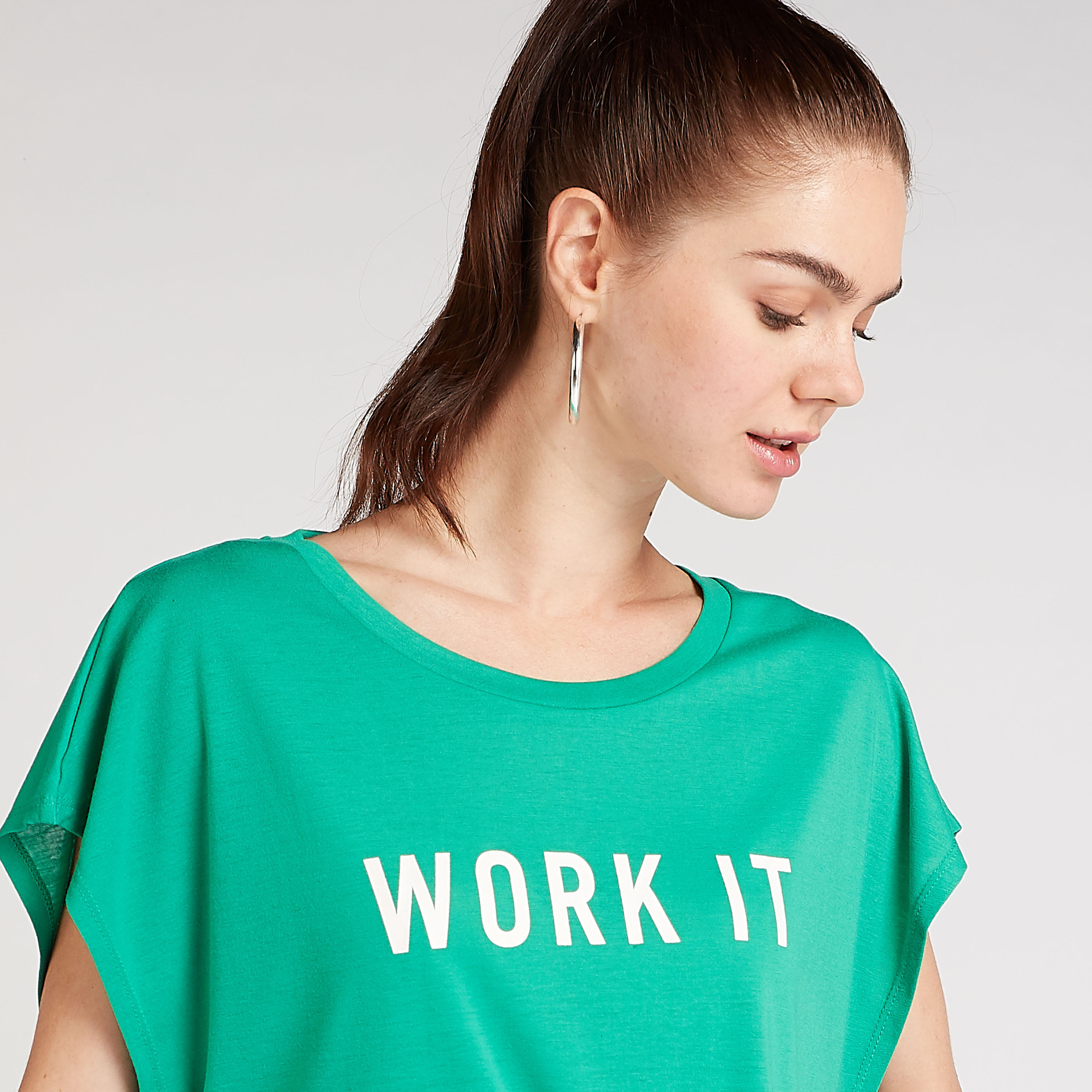 بلوزة قصيرة بياقة مستديرة وأكمام متصّلة وطبعات تيبوجرافيك-women-clothing-tshirts-image-3