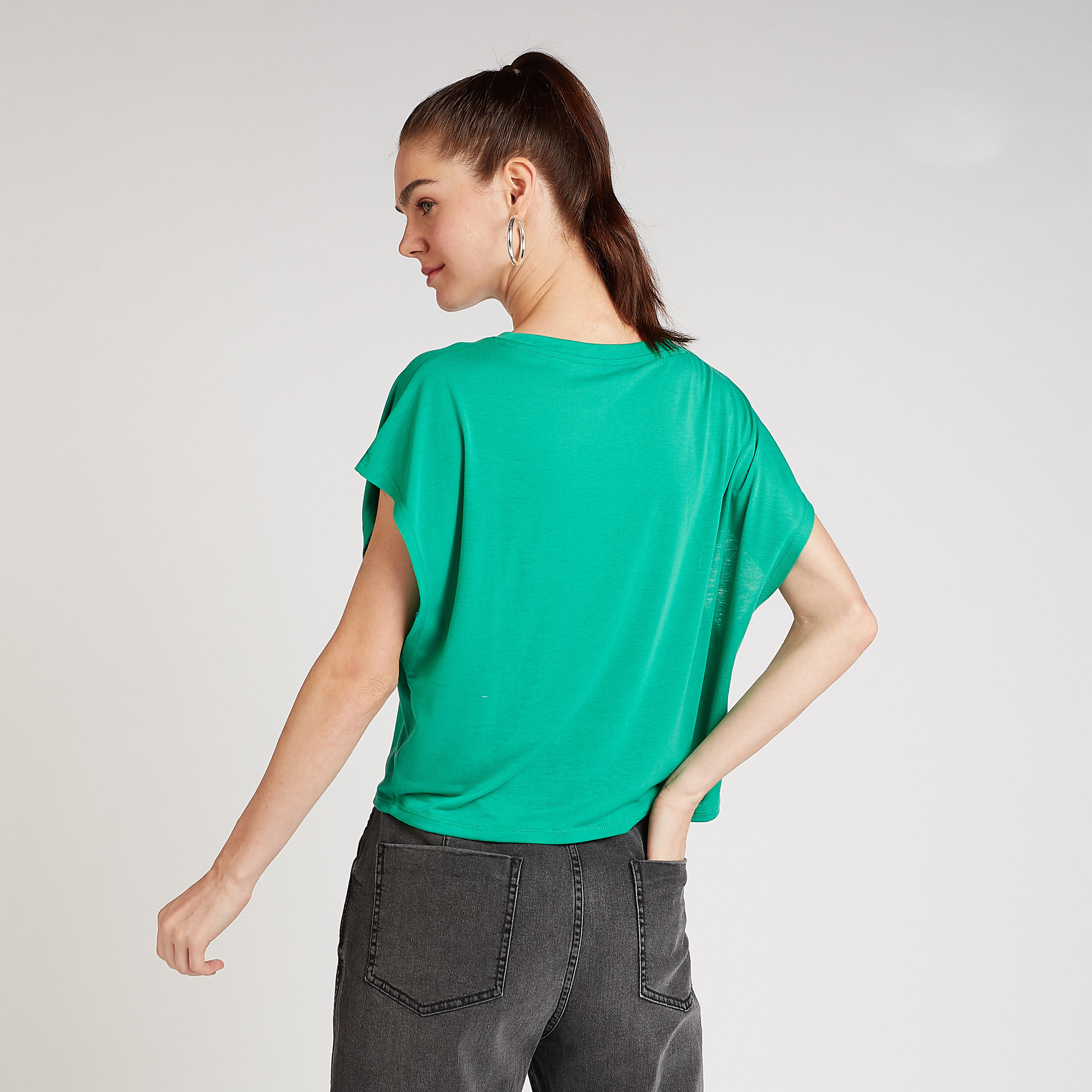 بلوزة قصيرة بياقة مستديرة وأكمام متصّلة وطبعات تيبوجرافيك-women-clothing-tshirts-image-4