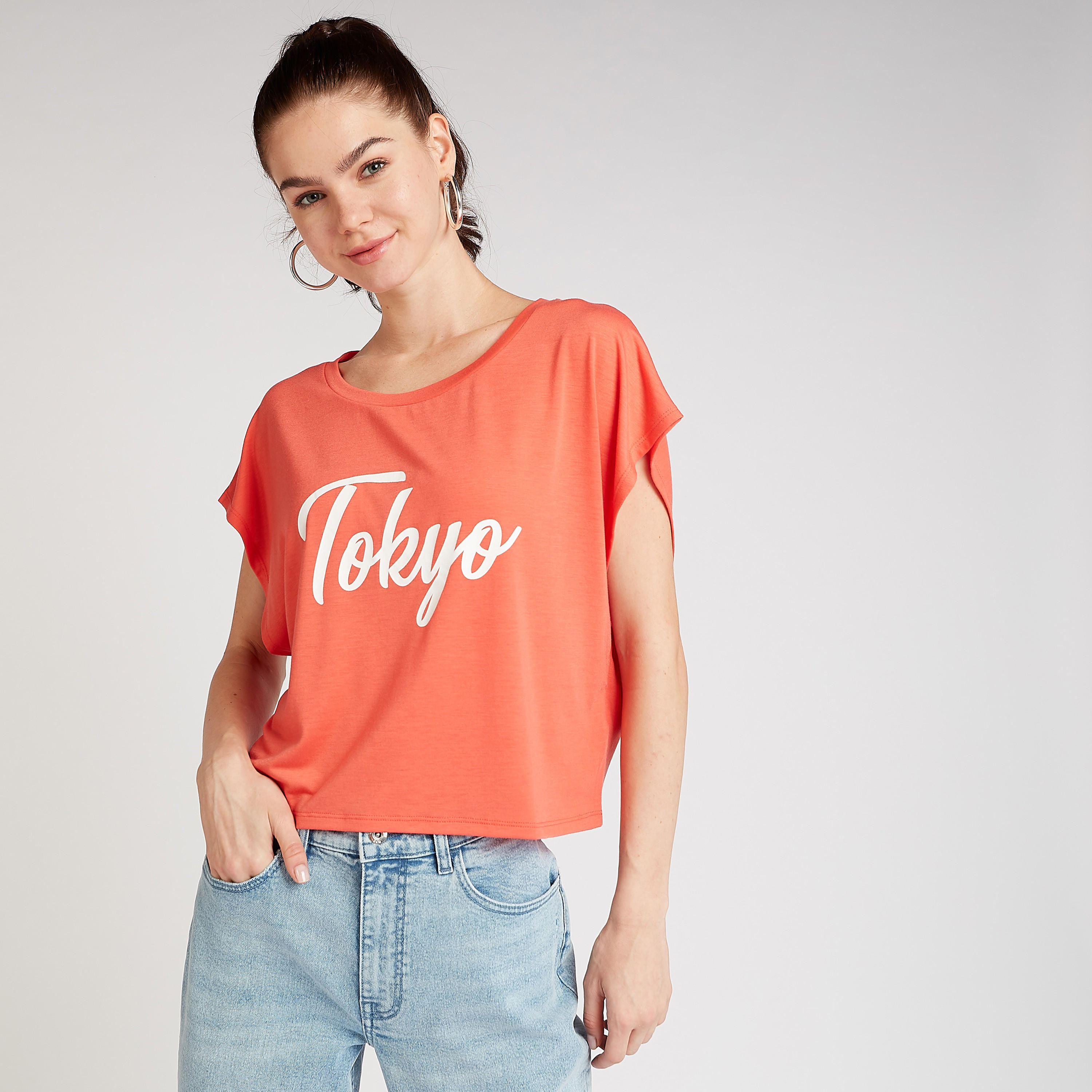 بلوزة قصيرة بياقة مستديرة وأكمام قصيرة وطبعات تيبوجرافيك-women-clothing-tshirts-image-1