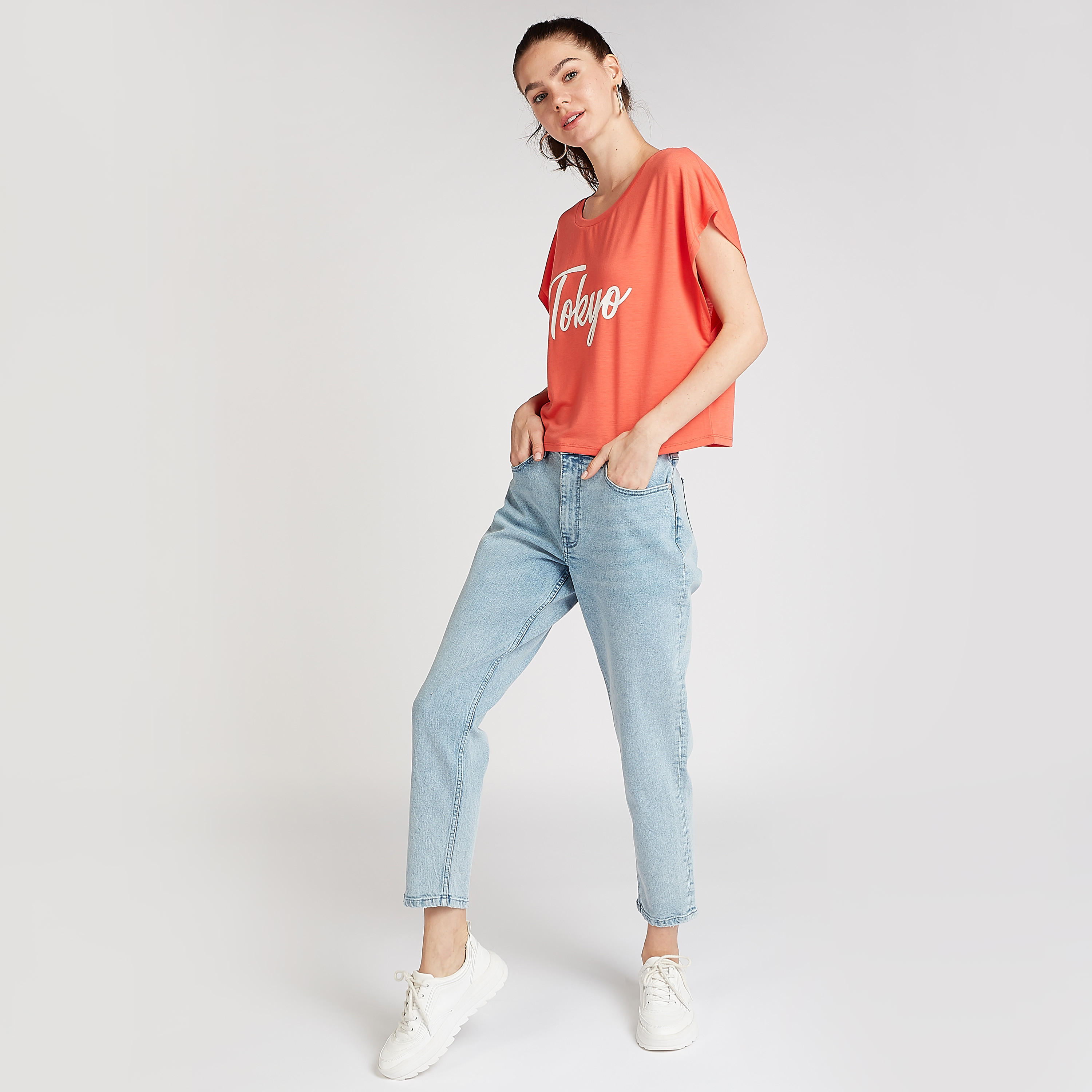 بلوزة قصيرة بياقة مستديرة وأكمام قصيرة وطبعات تيبوجرافيك-women-clothing-tshirts-image-2