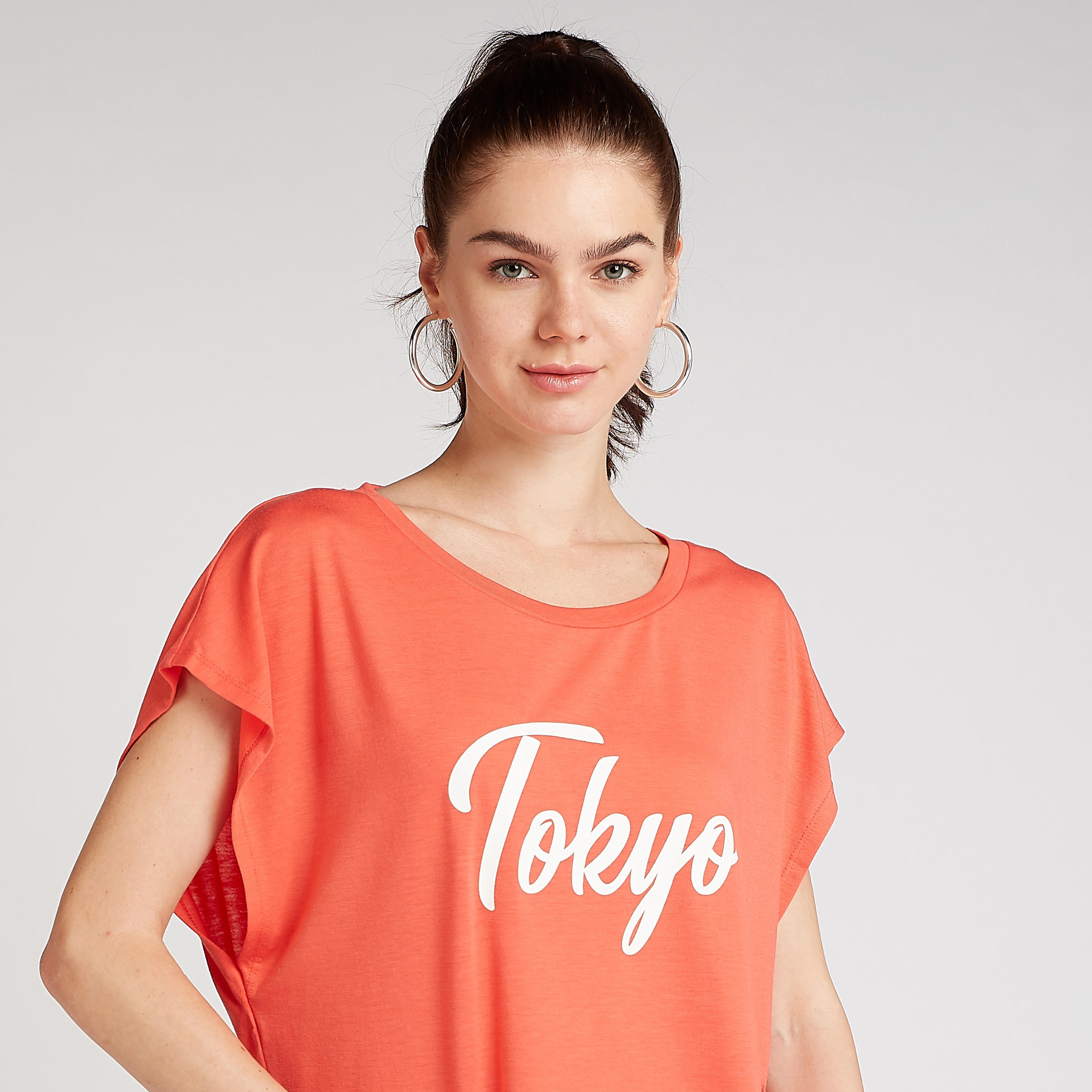 بلوزة قصيرة بياقة مستديرة وأكمام قصيرة وطبعات تيبوجرافيك-women-clothing-tshirts-image-3