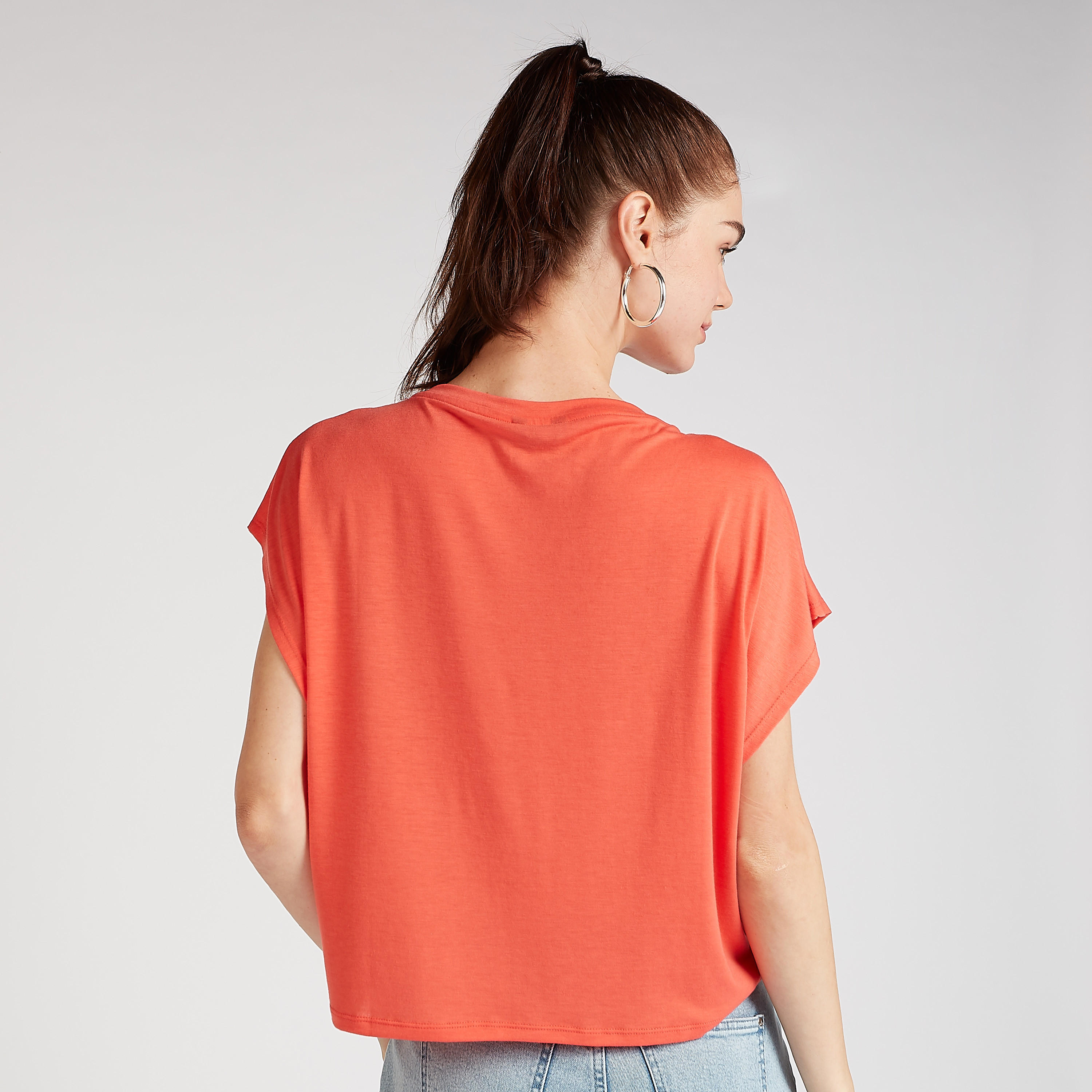 بلوزة قصيرة بياقة مستديرة وأكمام قصيرة وطبعات تيبوجرافيك-women-clothing-tshirts-image-4