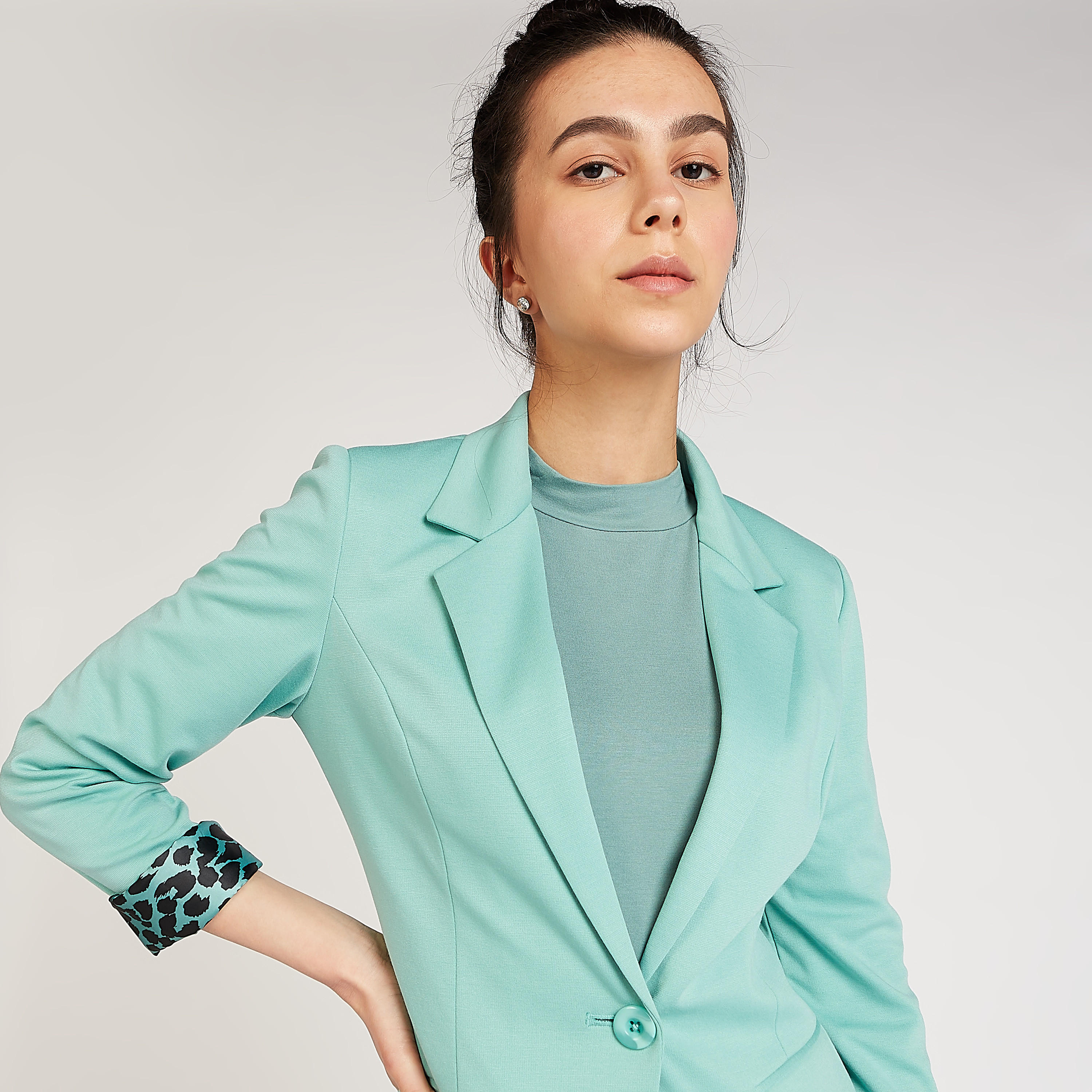 Solid Notch Lapel Lightweight Blazer with Pockets and Button Closure-women-clothing-coatsandjackets-blazers-image-1