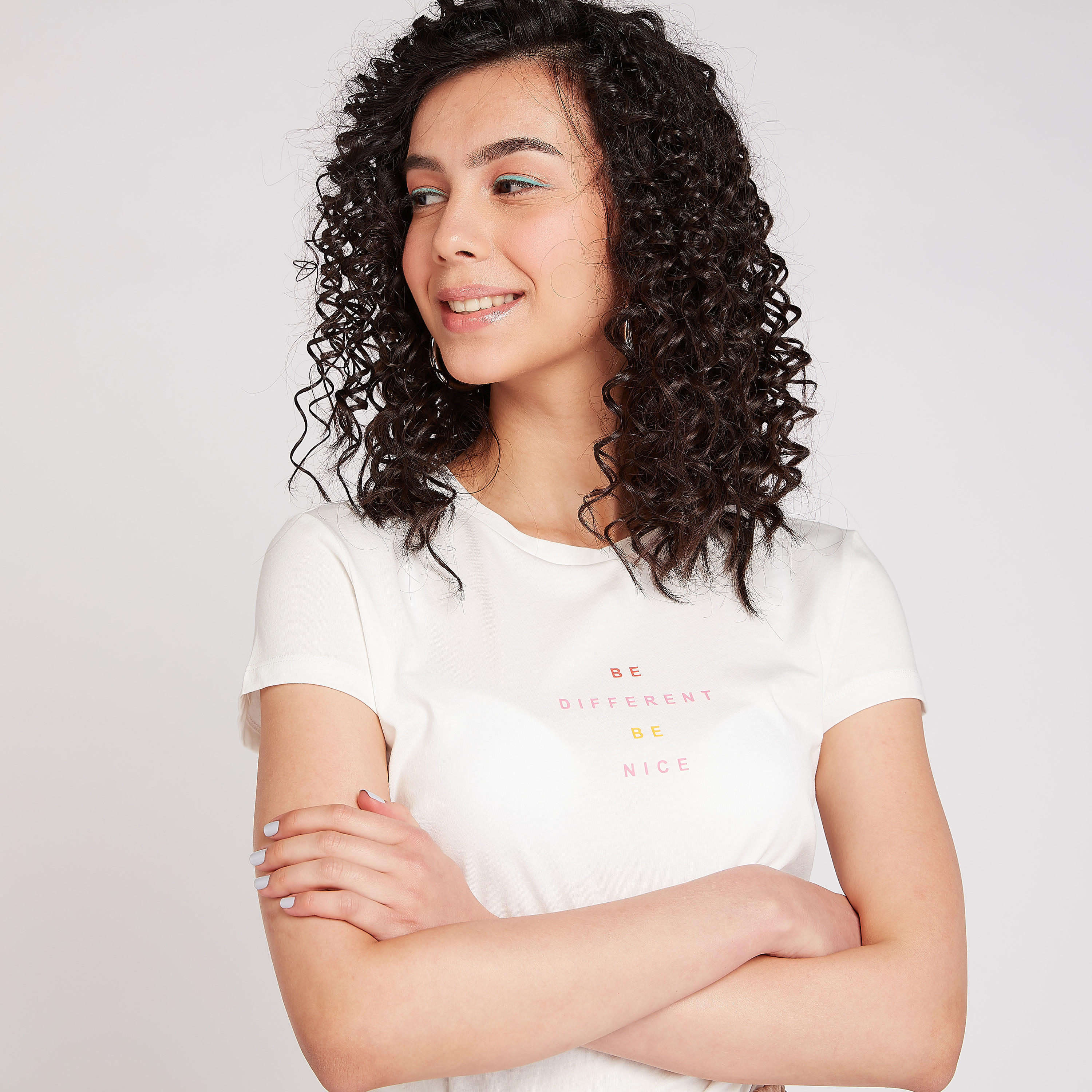 تيشيرت مستدام بياقة ضيّقة وأكمام كاب وطبعات-women-clothing-tshirts-image-4
