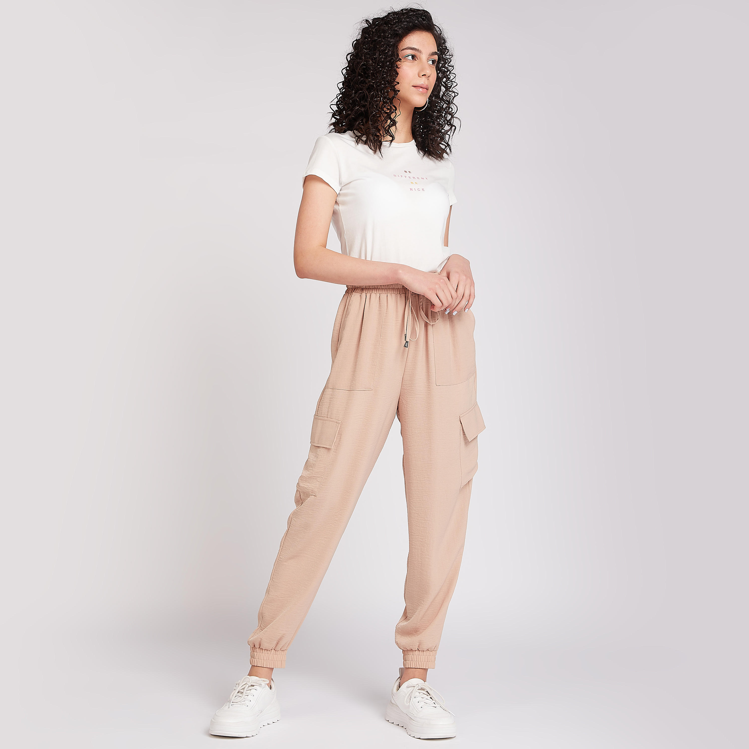 تيشيرت مستدام بياقة ضيّقة وأكمام كاب وطبعات-women-clothing-tshirts-image-3