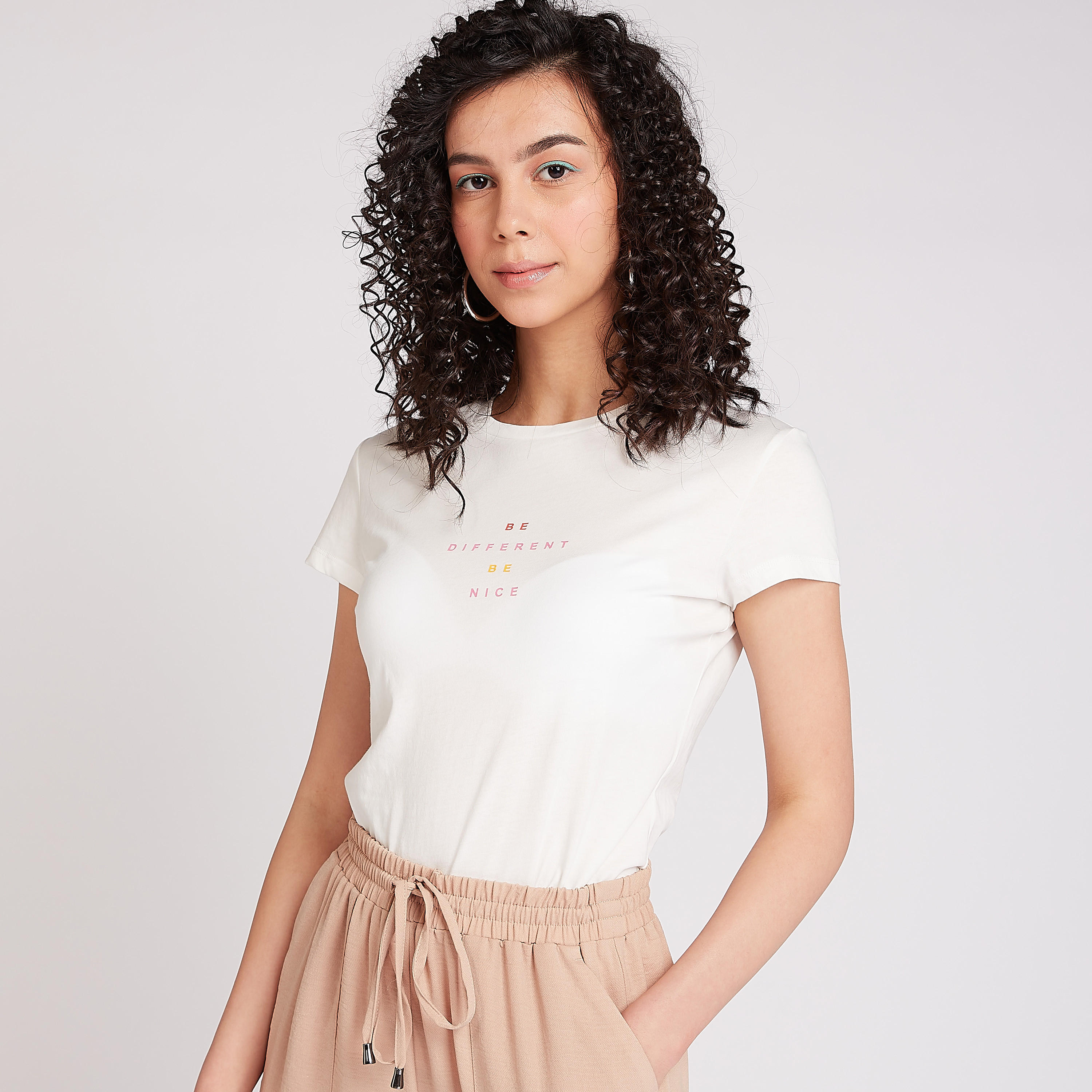 تيشيرت مستدام بياقة ضيّقة وأكمام كاب وطبعات-women-clothing-tshirts-image-2