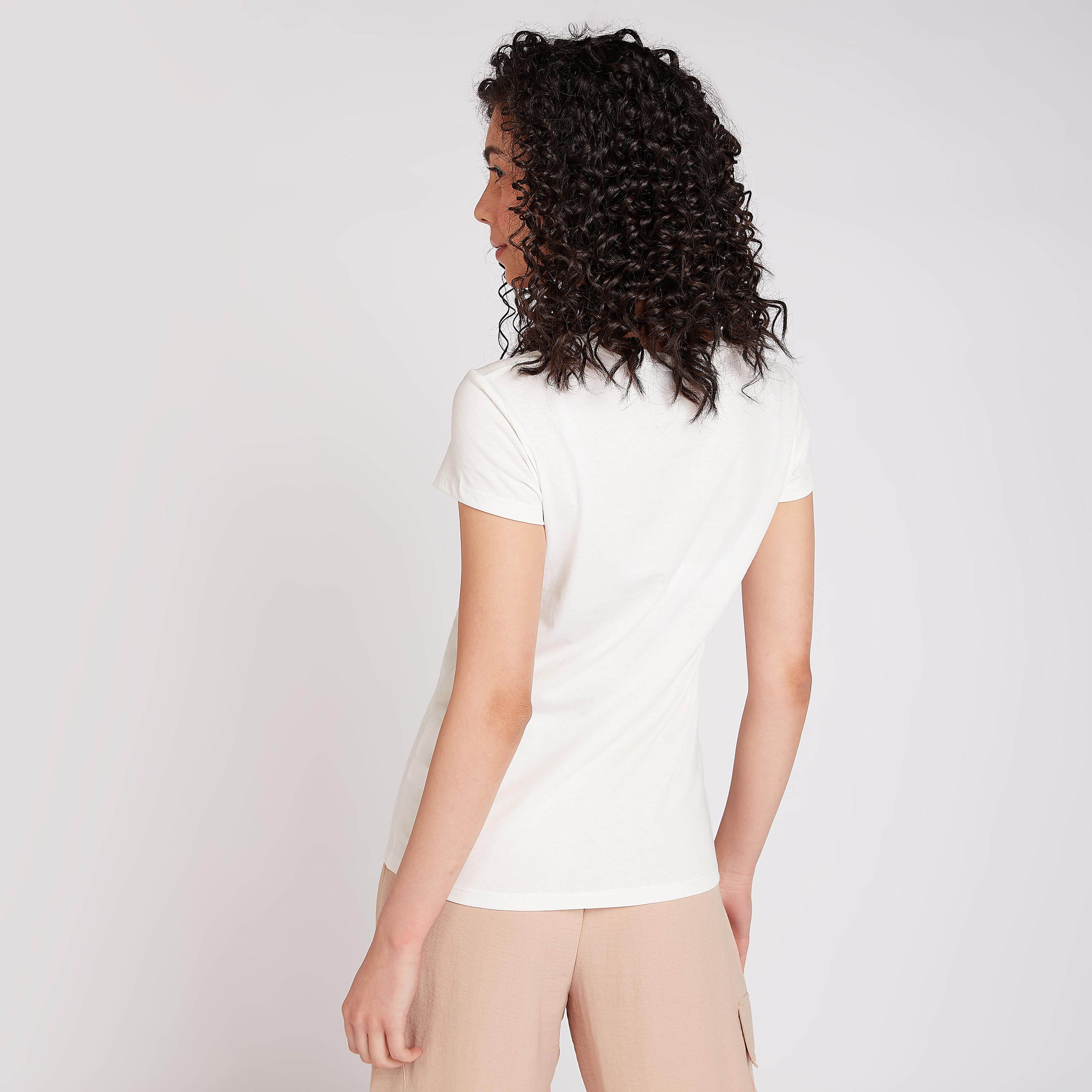 تيشيرت مستدام بياقة ضيّقة وأكمام كاب وطبعات-women-clothing-tshirts-image-1