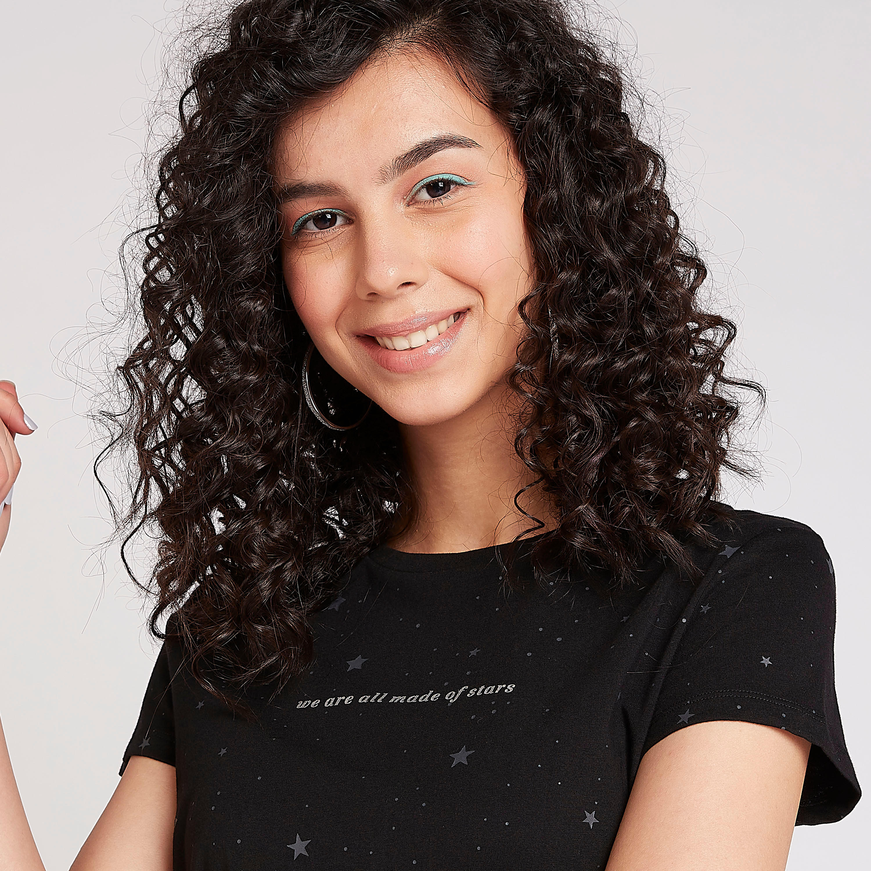 تيشيرت مستدام بياقة ضيّقة وأكمام كاب وطبعات-women-clothing-tshirts-image-4