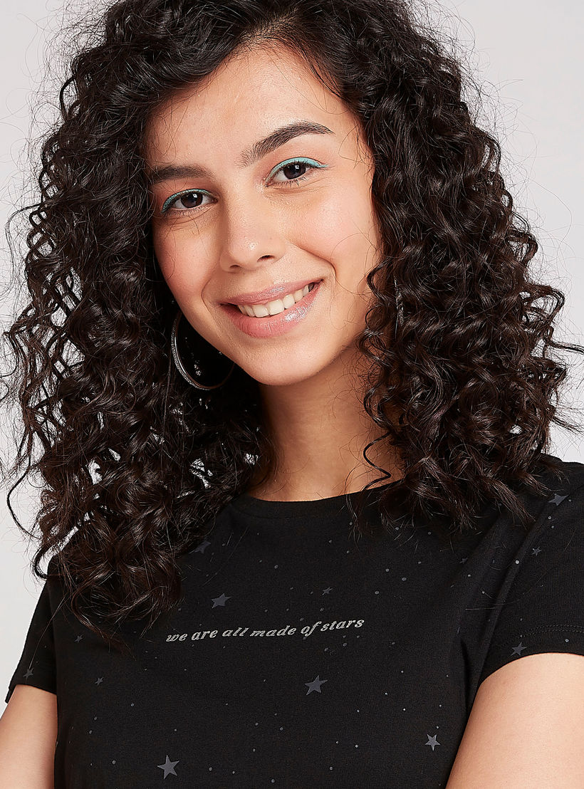 تيشيرت مستدام بياقة ضيّقة وأكمام كاب وطبعات-women-clothing-tshirts-image-4