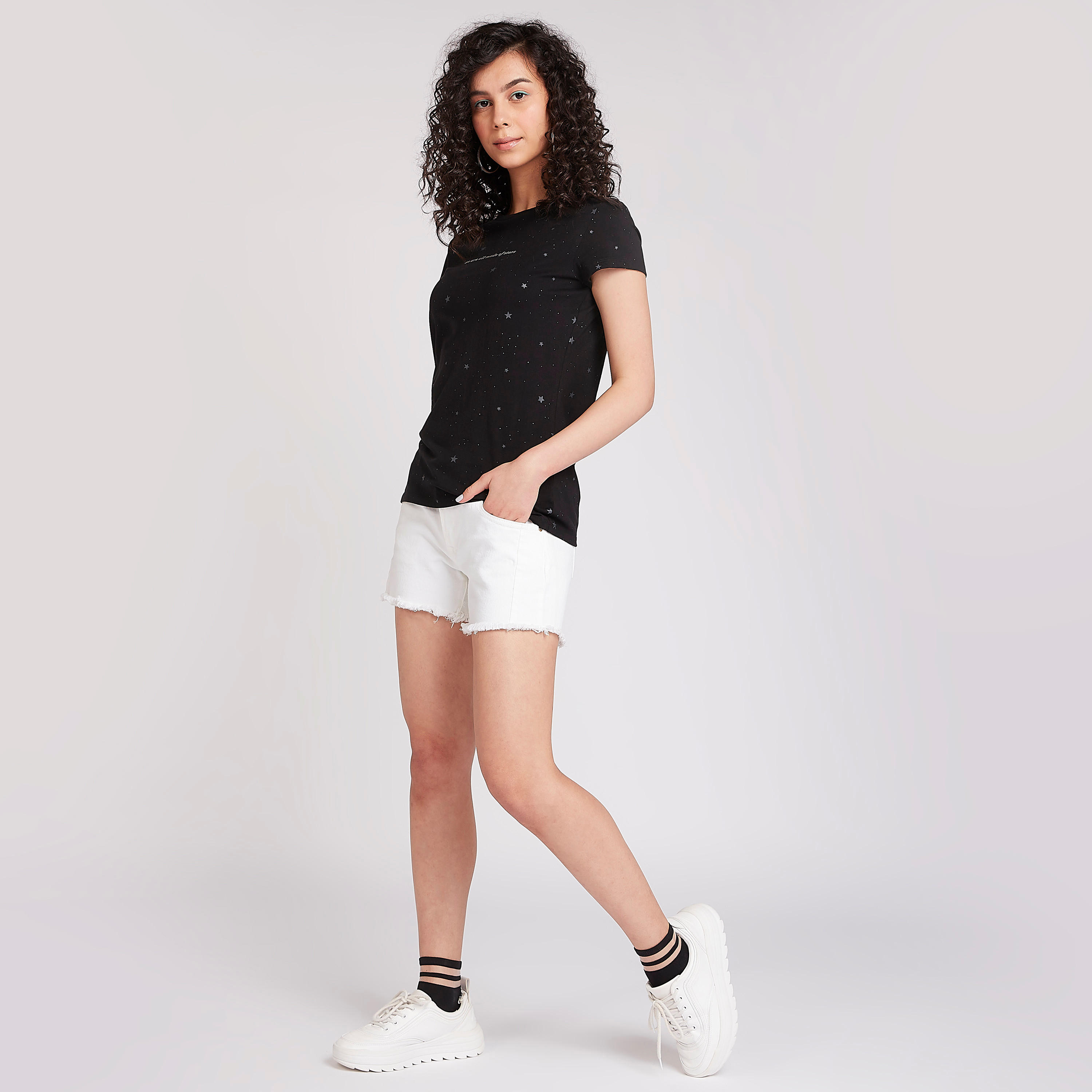 تيشيرت مستدام بياقة ضيّقة وأكمام كاب وطبعات-women-clothing-tshirts-image-3