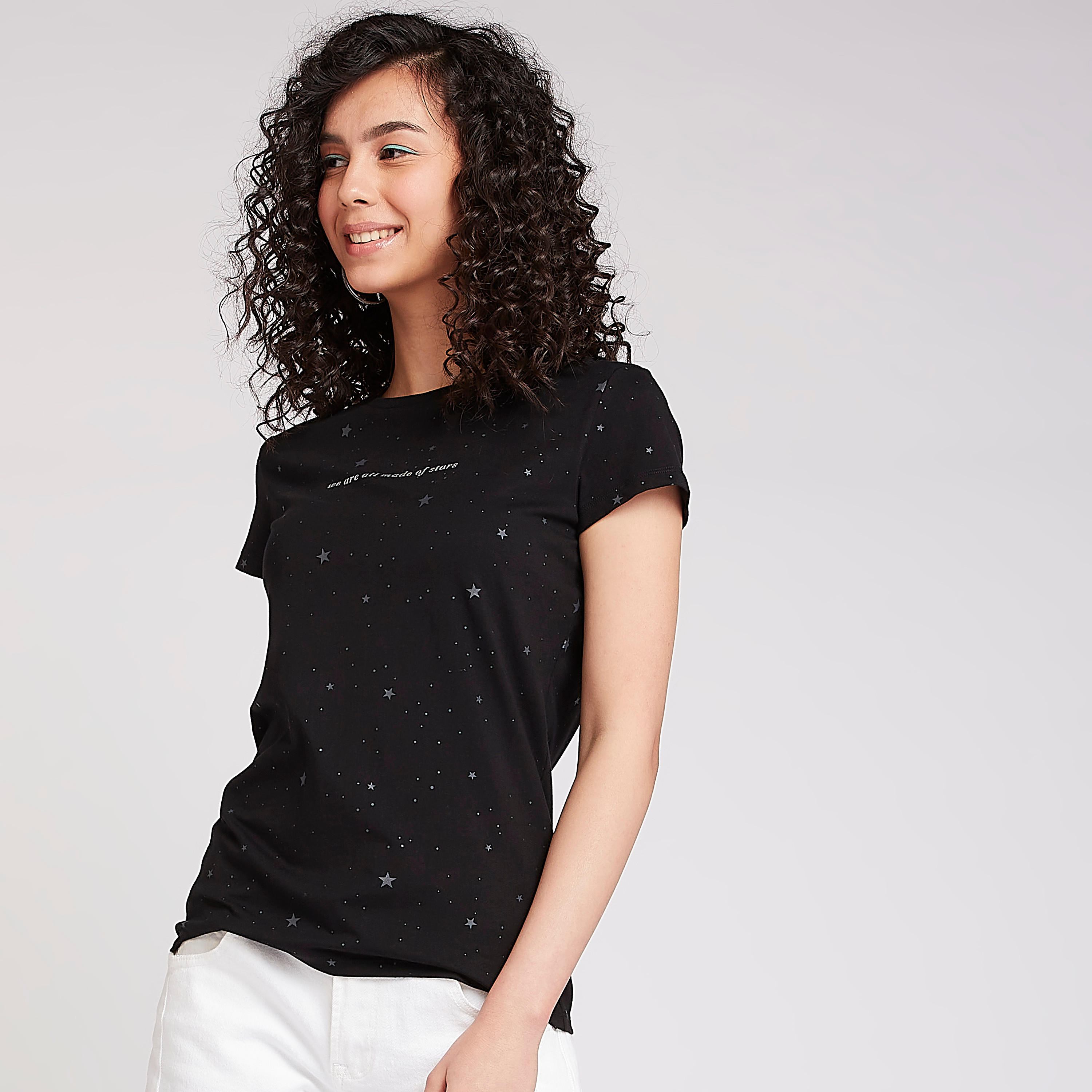 تيشيرت مستدام بياقة ضيّقة وأكمام كاب وطبعات-women-clothing-tshirts-image-2