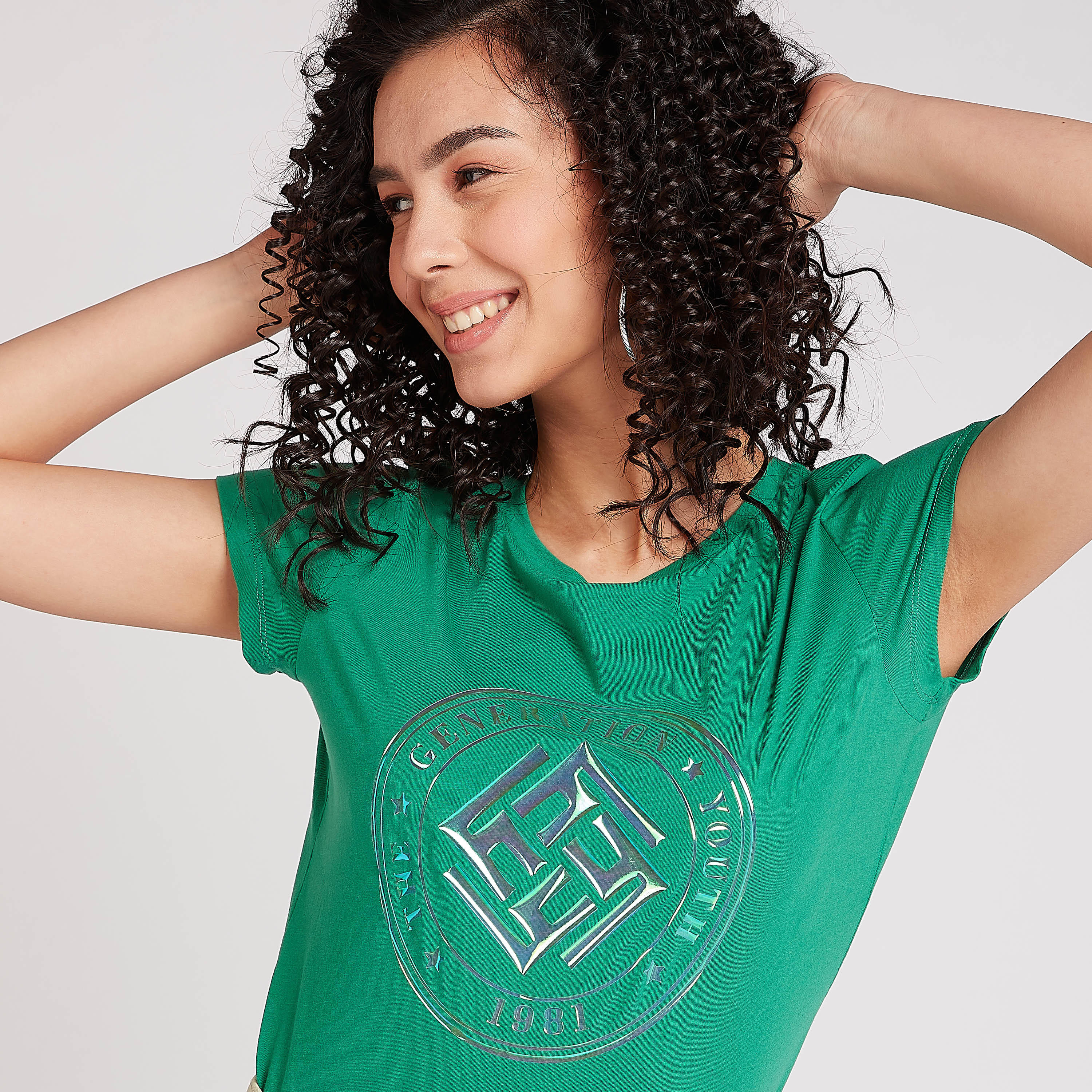 تيشيرت بياقة ضيّقة وأكمام كاب وطبعات-women-clothing-tshirts-image-4