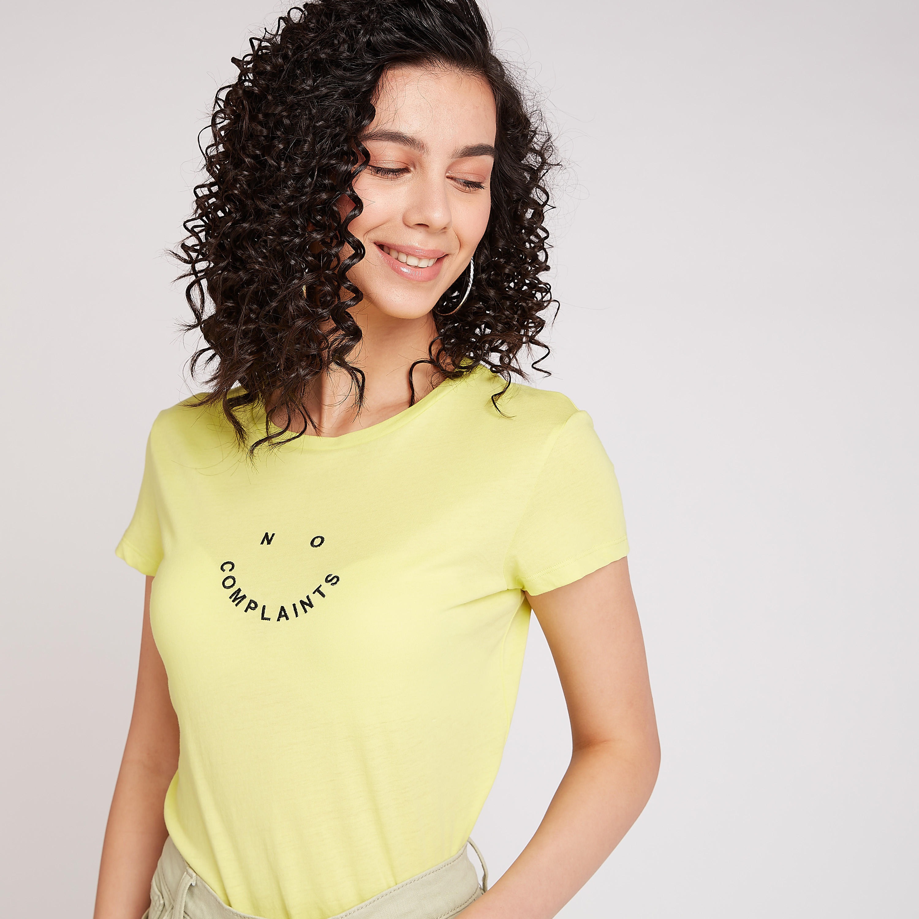 تيشيرت مستدام بياقة ضيّقة وأكمام قصيرة وطبعات-women-clothing-tshirts-image-1