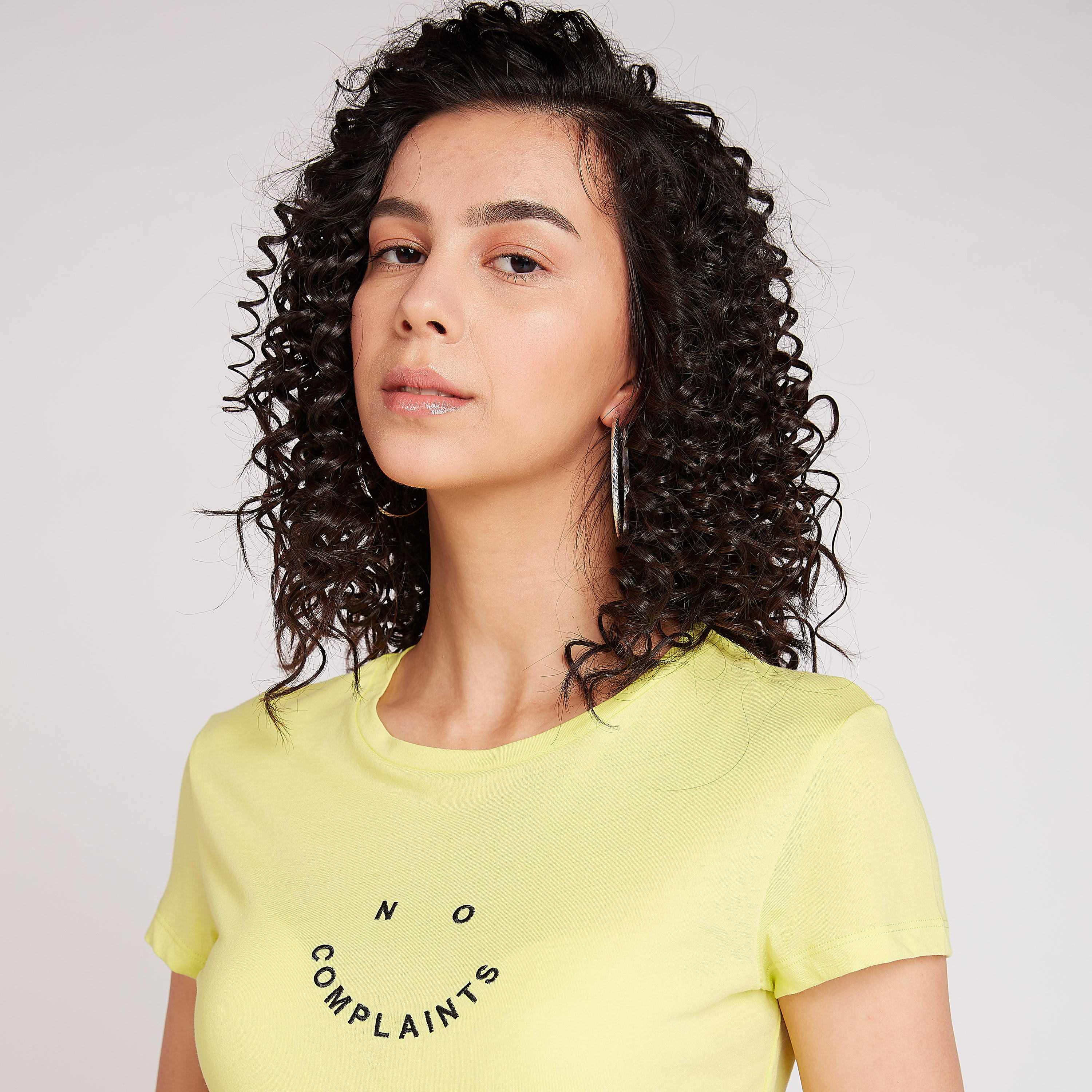 تيشيرت مستدام بياقة ضيّقة وأكمام قصيرة وطبعات-women-clothing-tshirts-image-3