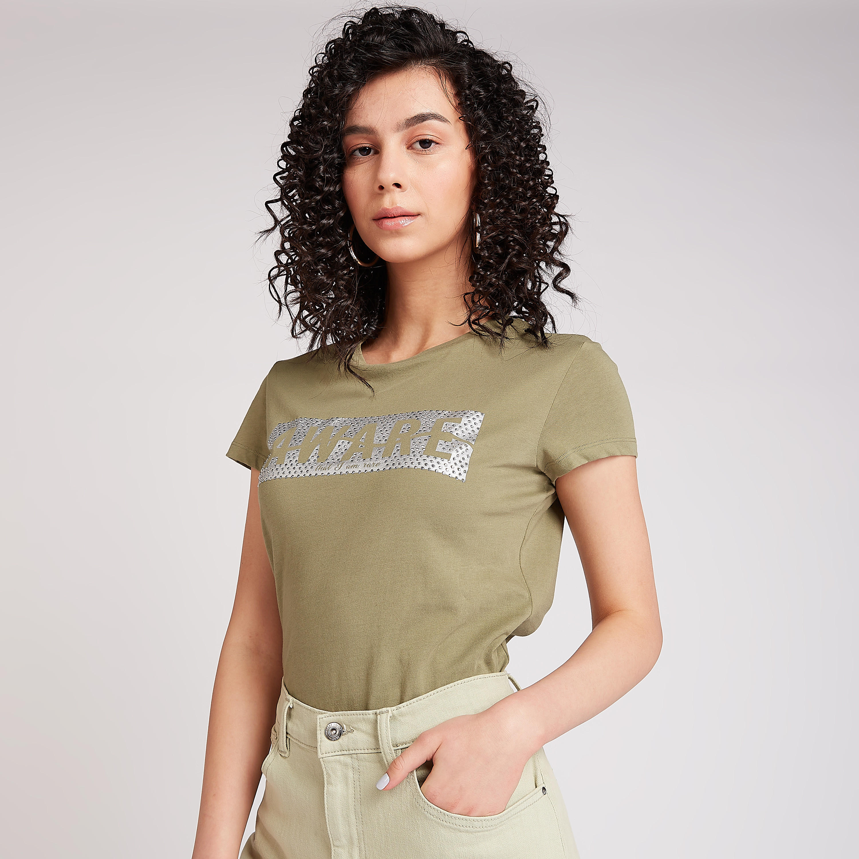 تيشيرت مستدام مزيّن بياقة ضيّقة وأكمام كاب-women-clothing-tshirts-image-1