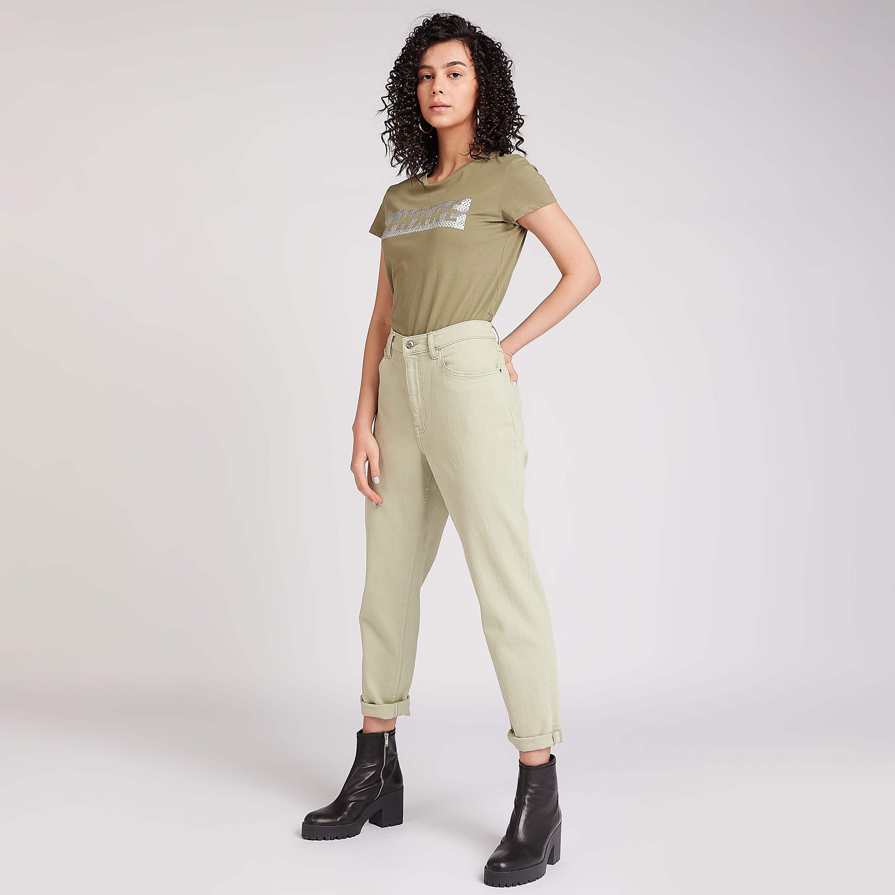 تيشيرت مستدام مزيّن بياقة ضيّقة وأكمام كاب-women-clothing-tshirts-image-2