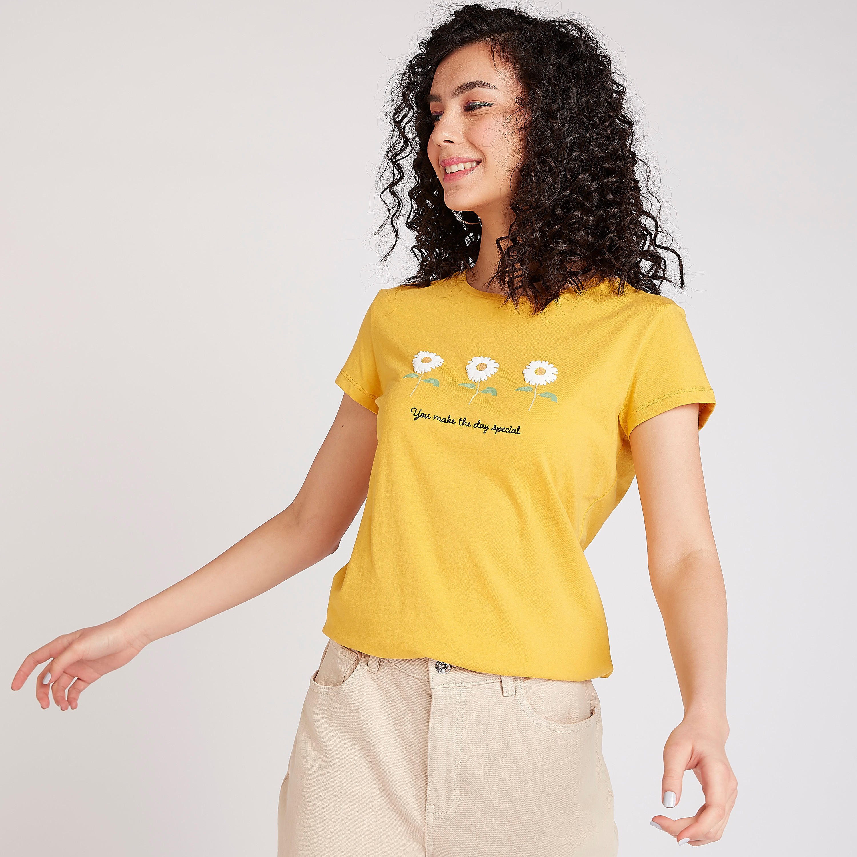 تيشيرت مستدام بياقة ضيّقة وأكمام كاب وطبعات-women-clothing-tshirts-image-1