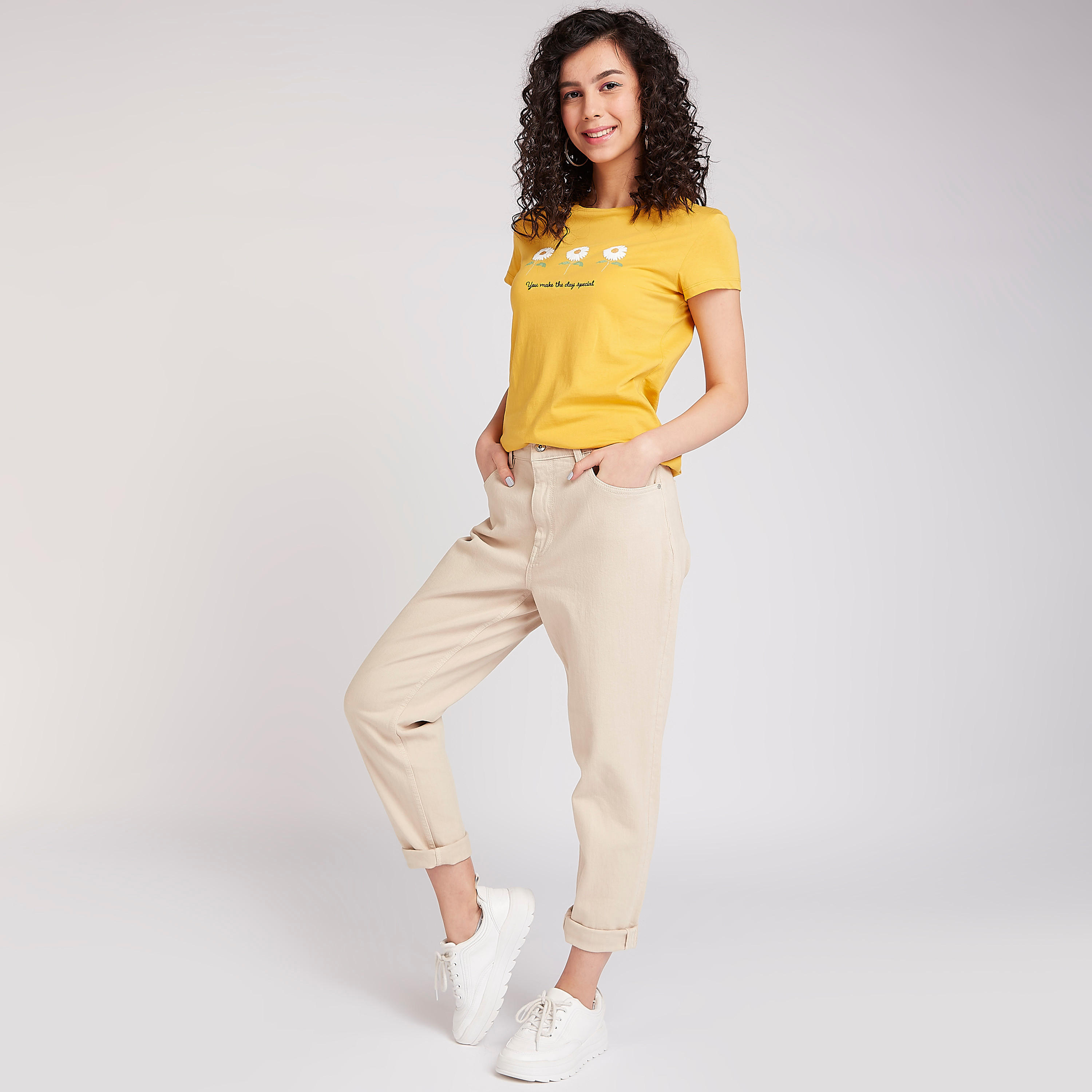 تيشيرت مستدام بياقة ضيّقة وأكمام كاب وطبعات-women-clothing-tshirts-image-2