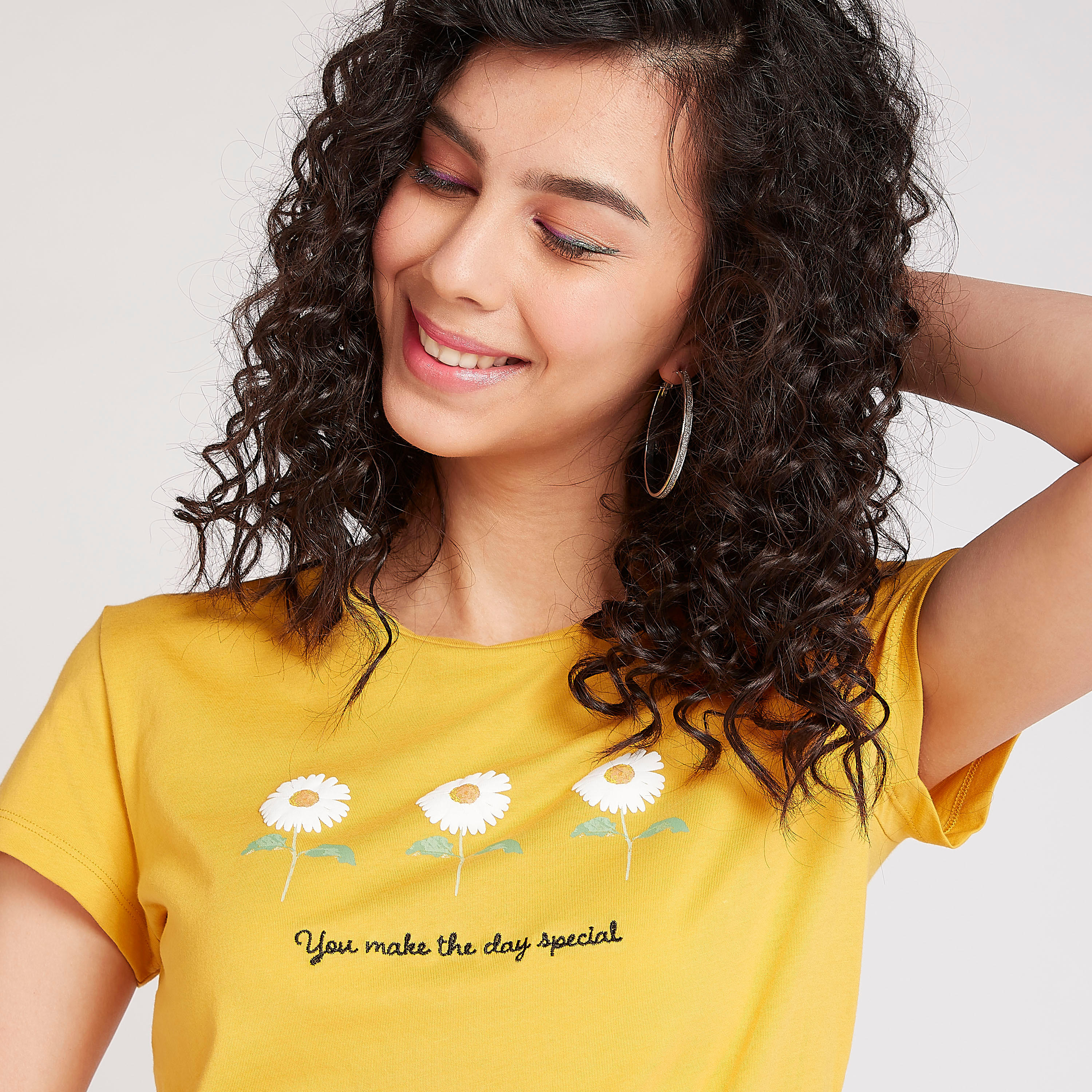 تيشيرت مستدام بياقة ضيّقة وأكمام كاب وطبعات-women-clothing-tshirts-image-3